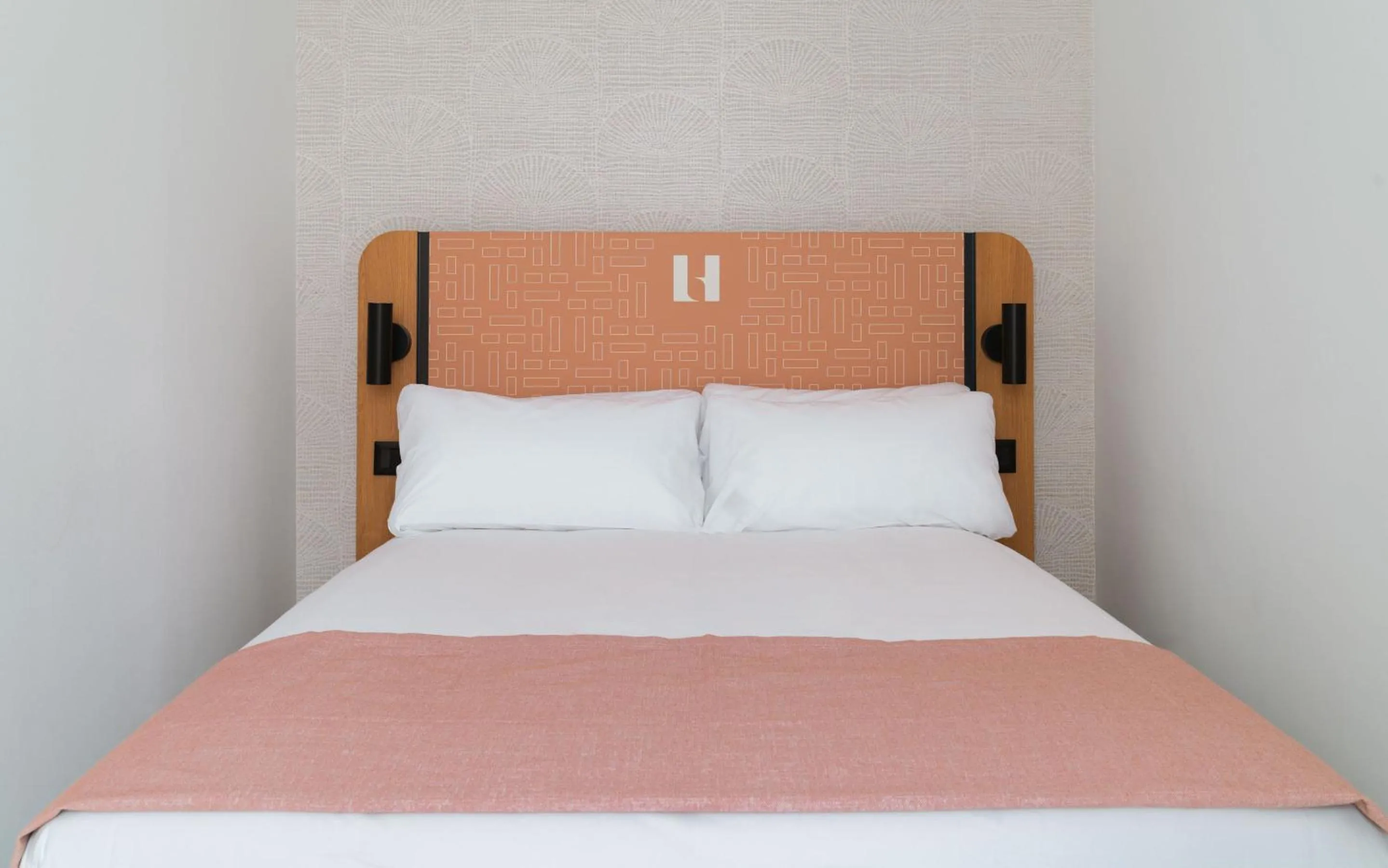 Bed in Limehome Madrid Sol