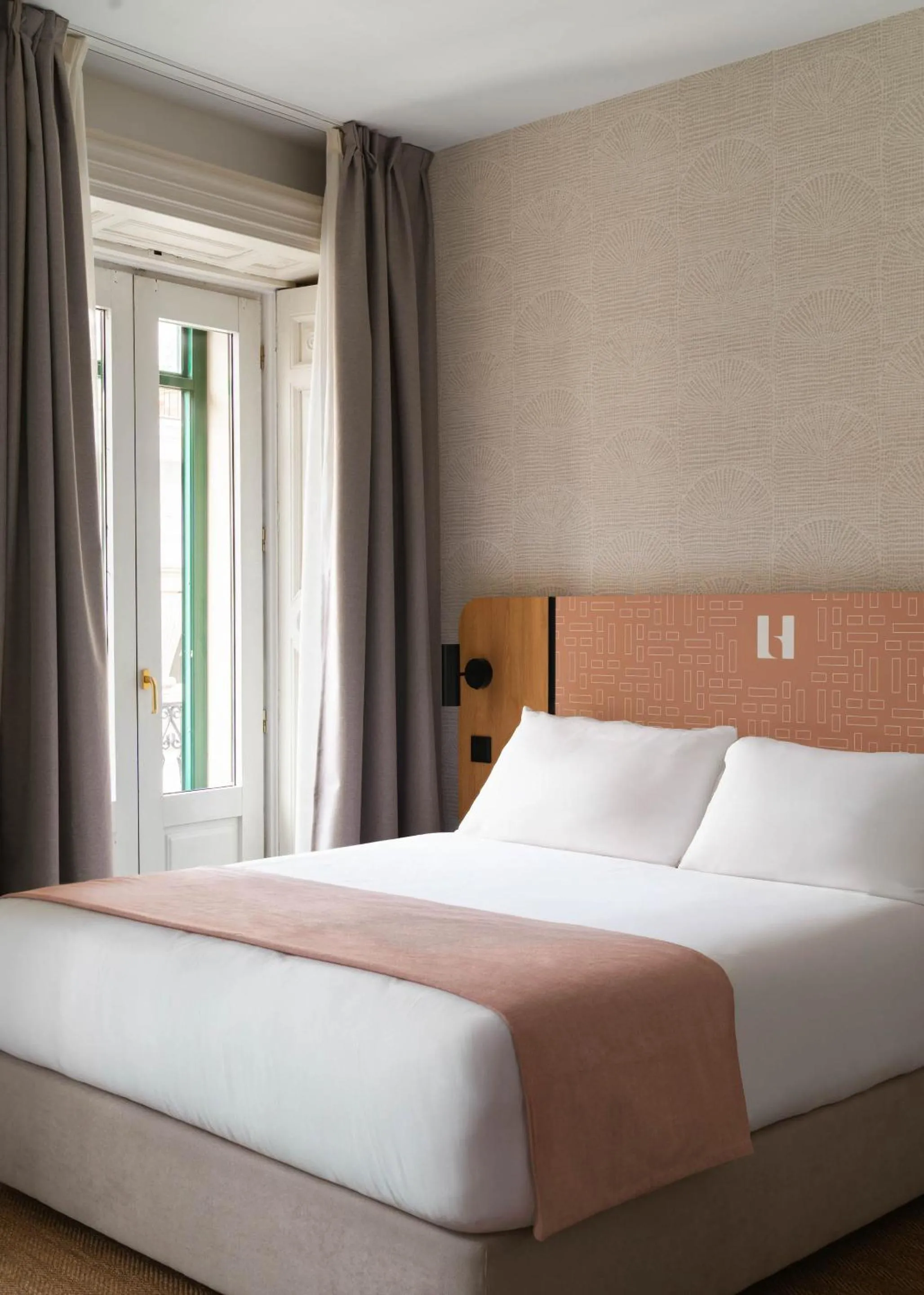 Bed in Limehome Madrid Sol