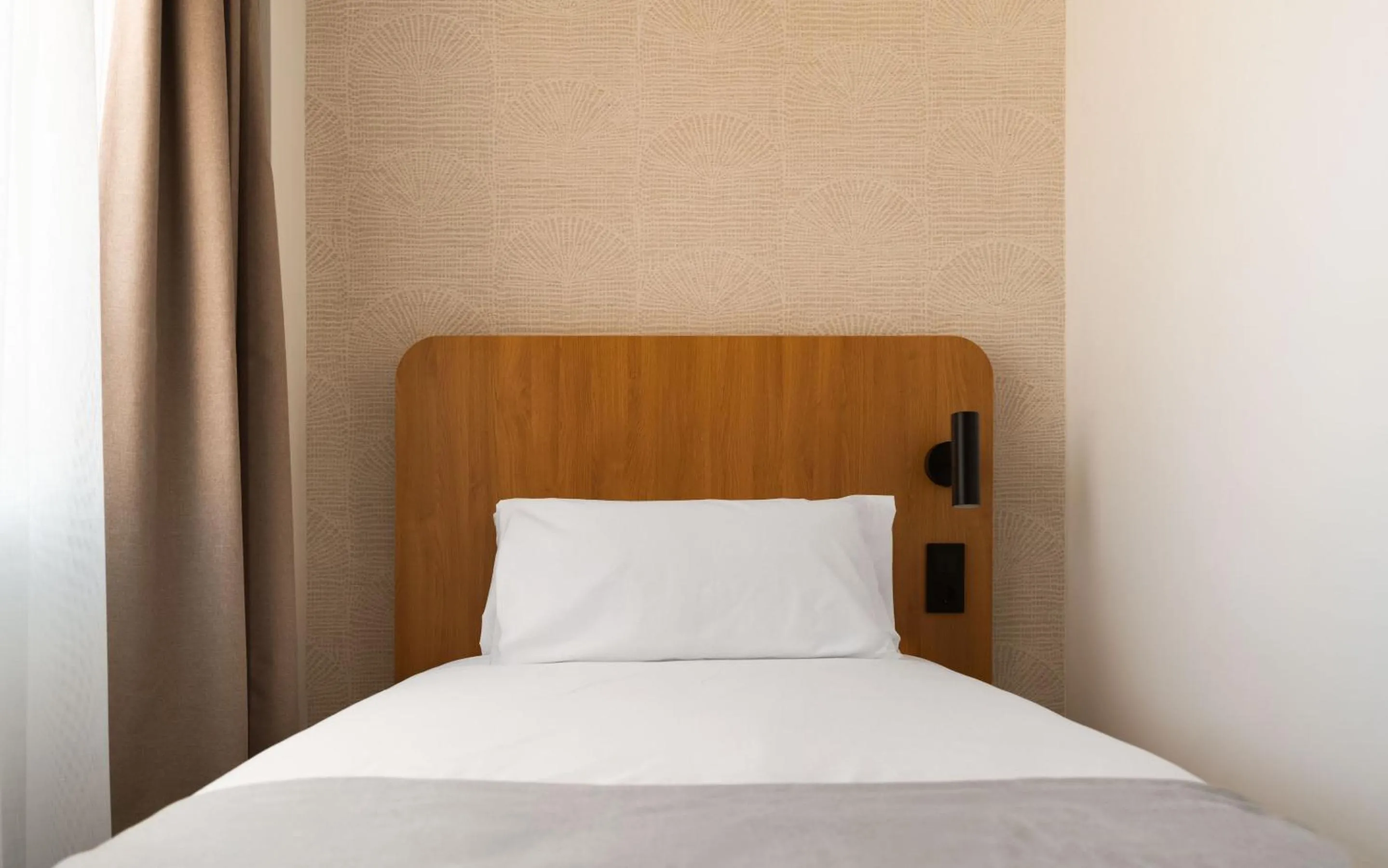Bed in Limehome Madrid Sol