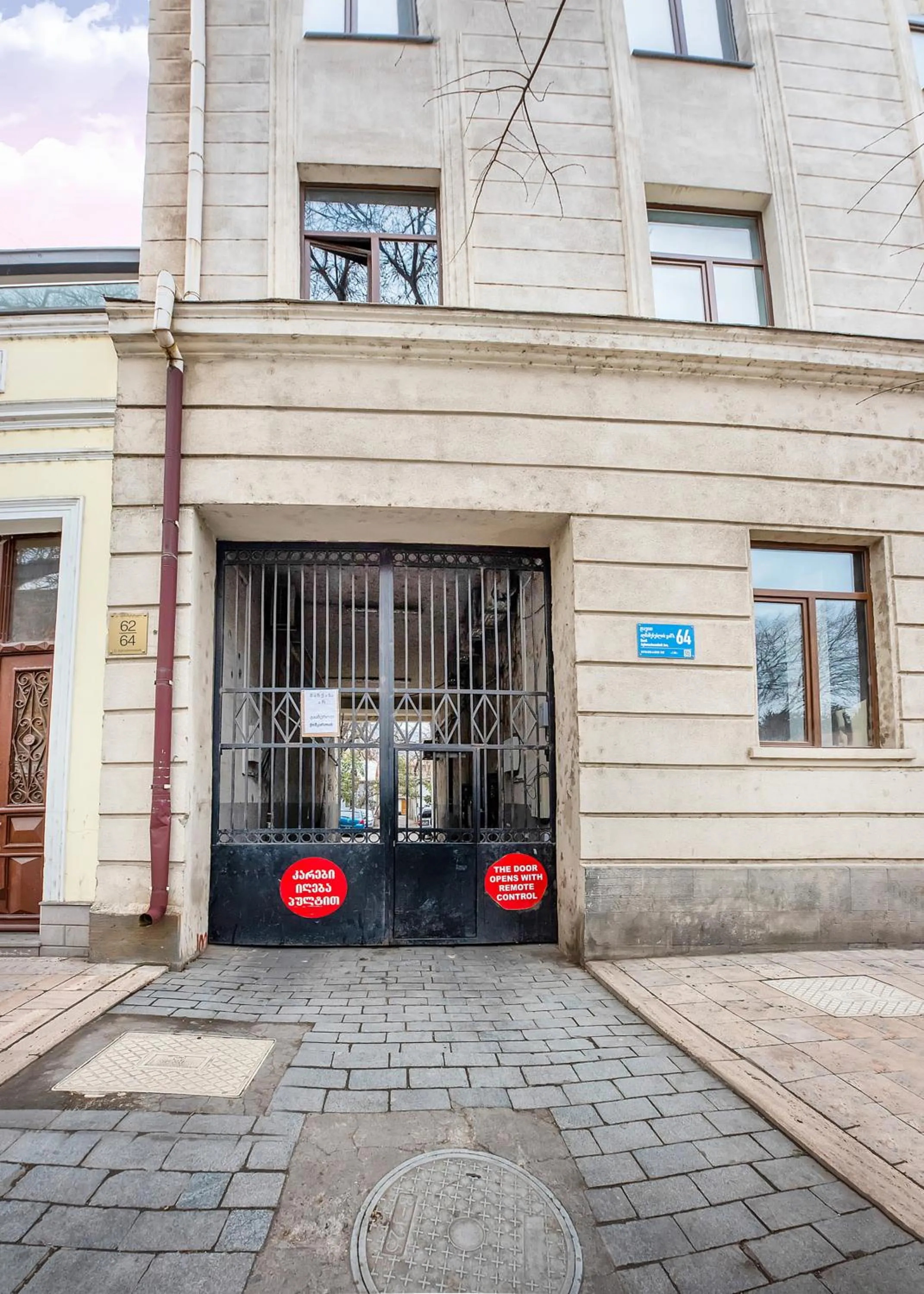Facade/entrance in HB apartments Aghmashenebeli