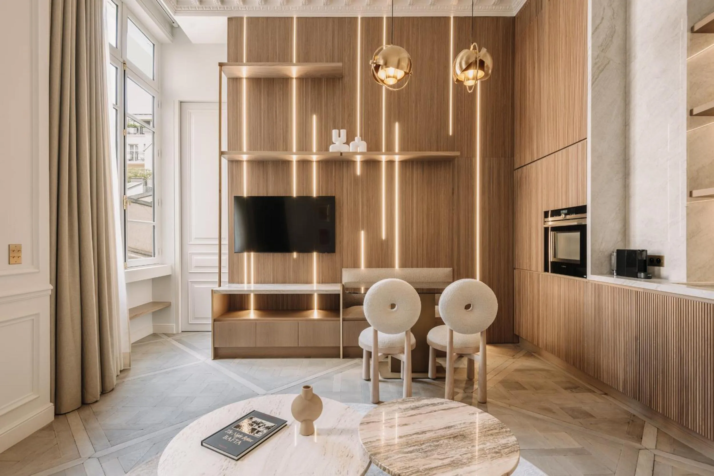 TV and multimedia in HIGHSTAY - Luxury Serviced Apartments - Louvre