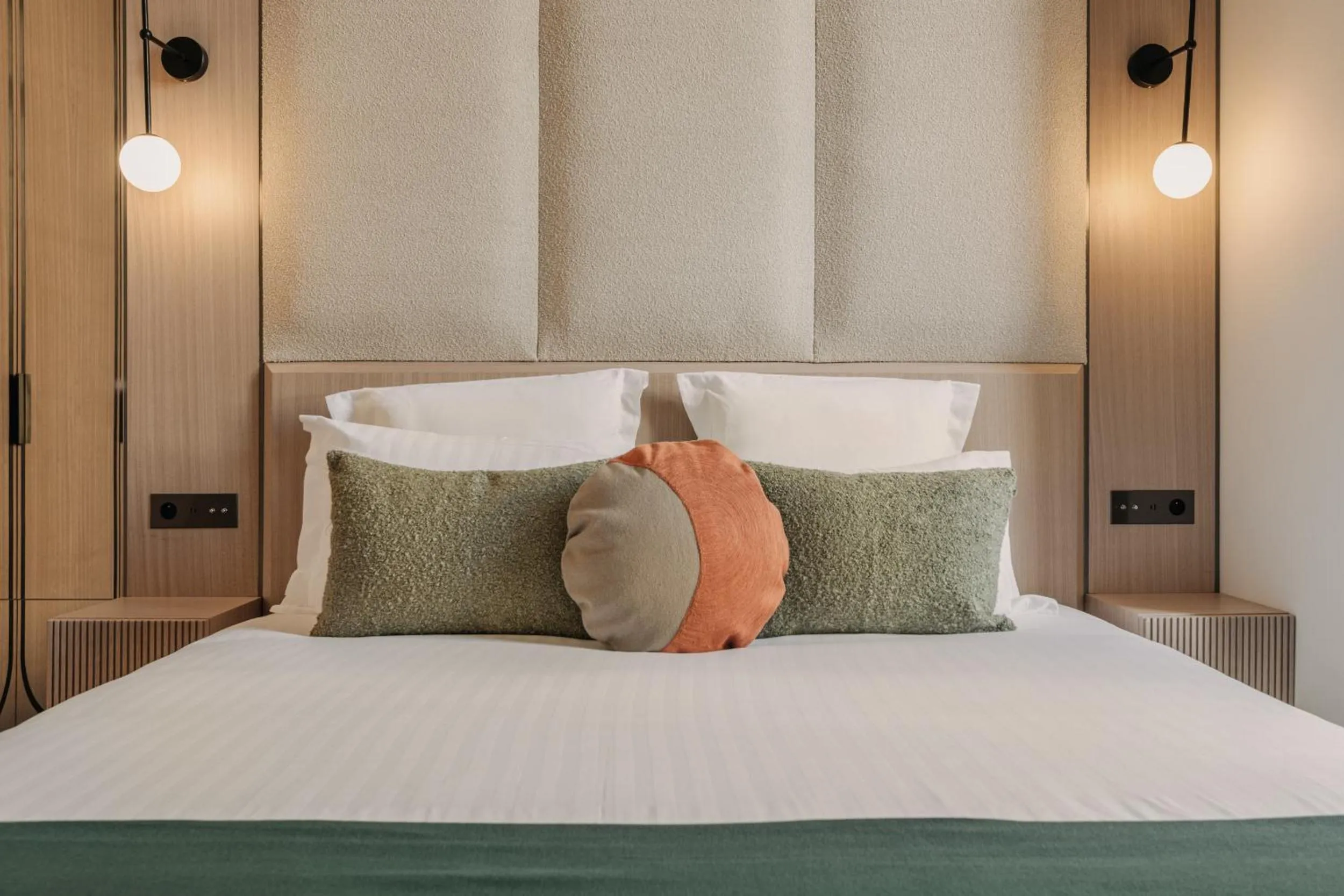 Bed in HIGHSTAY - Luxury Serviced Apartments - Louvre