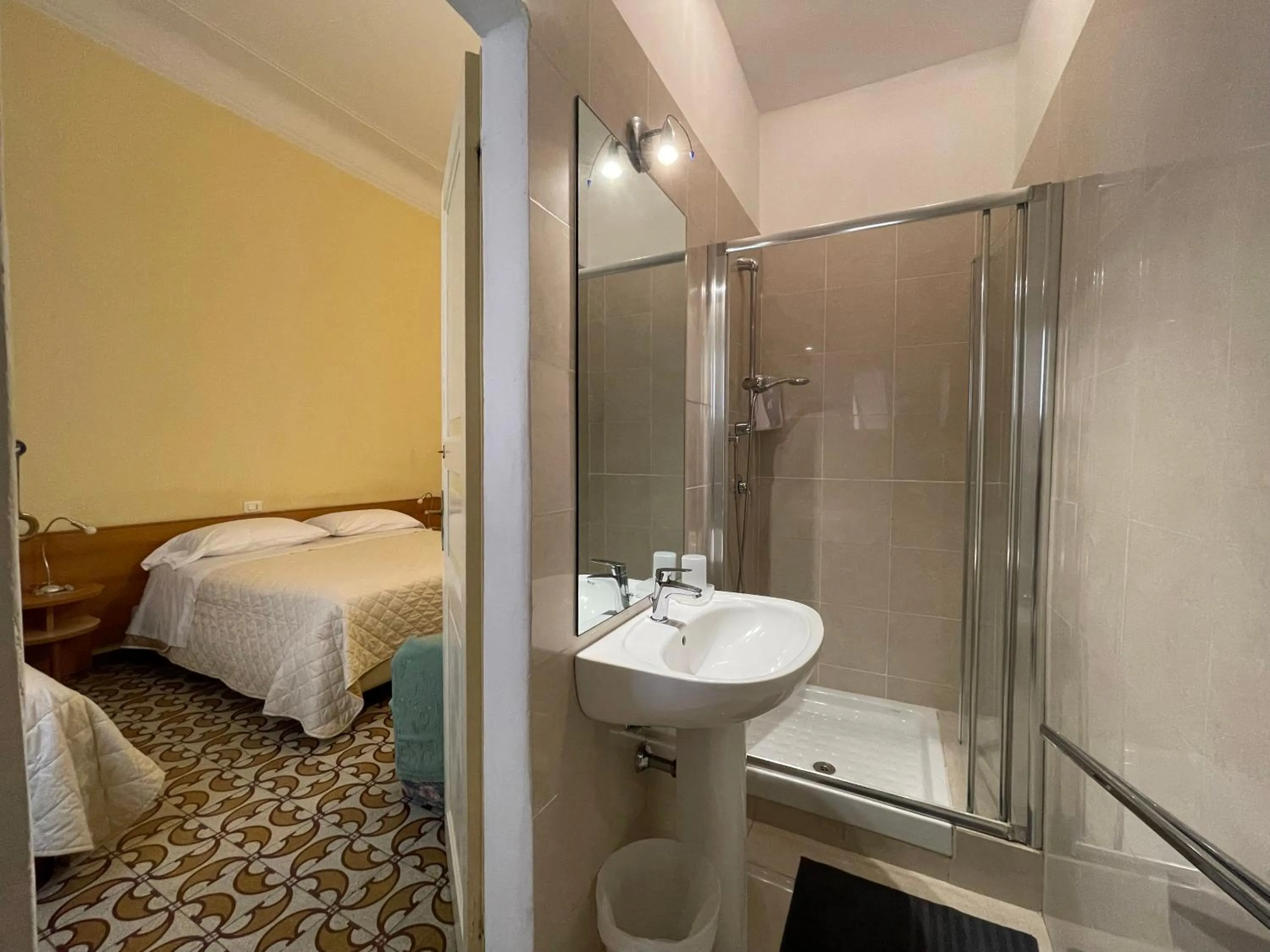 Shower, Bed in Alle Torri
