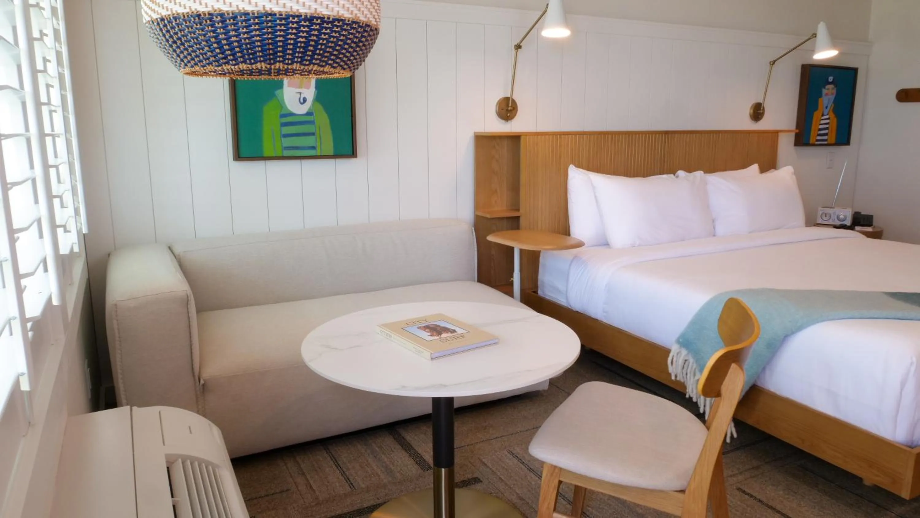 Seating area, Bed in Oceaneer Hotel