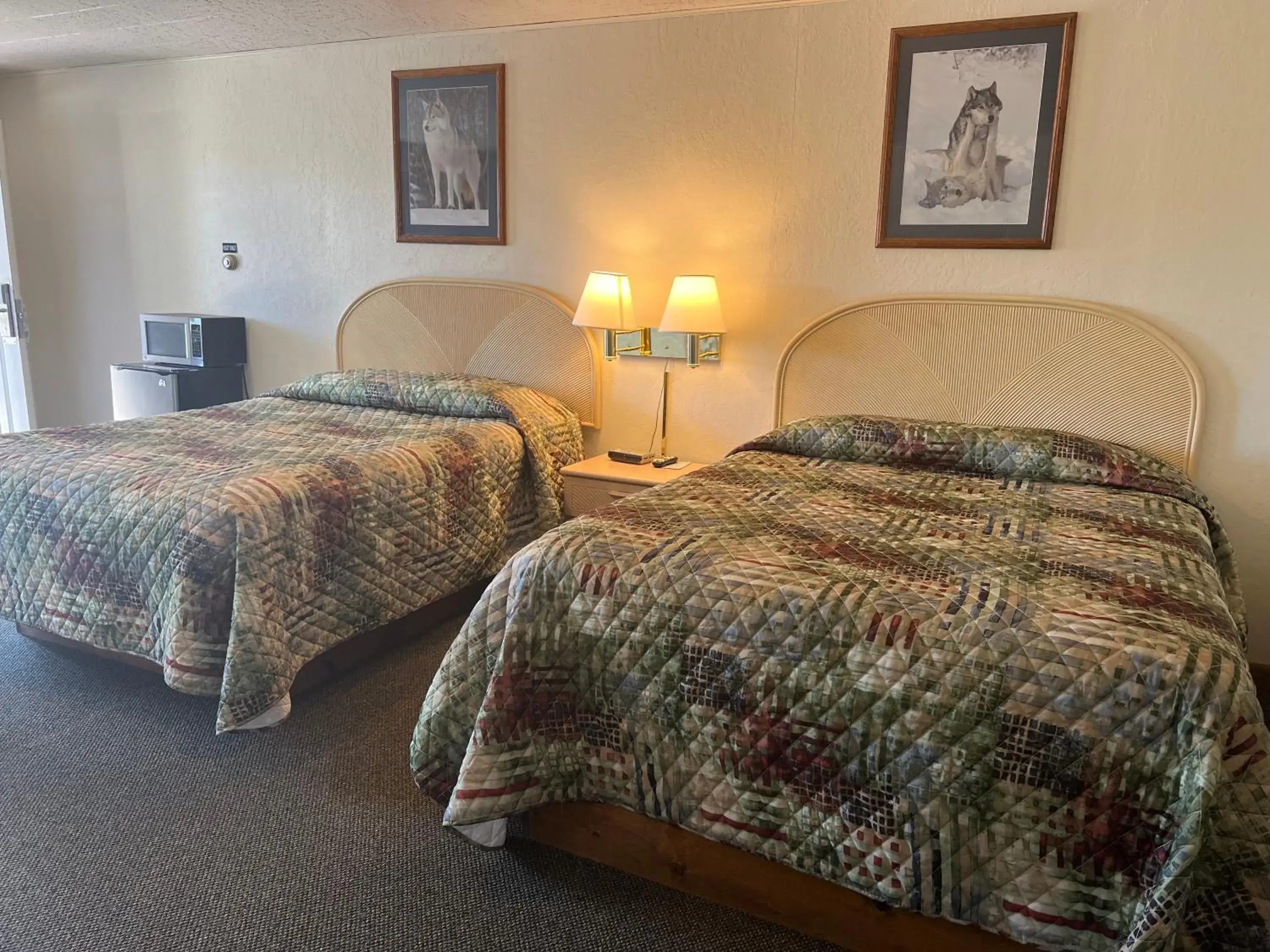 Queen Room with Two Queen Beds in Gray Wolf Lodge Queen Room with Two Queen Beds in Gray Wolf Lodge