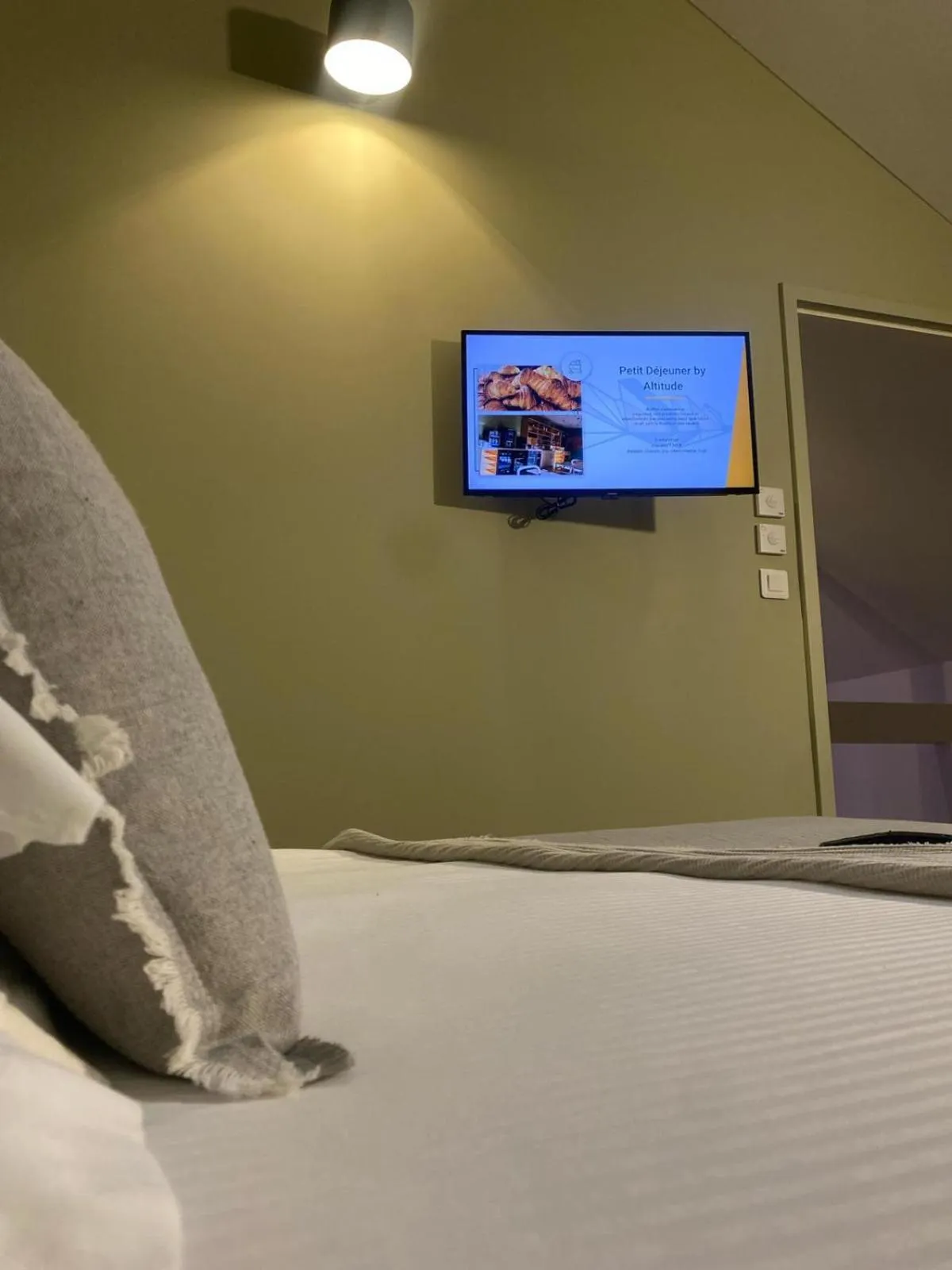 TV and multimedia, Bed in Logis Hôtel Altitude et Spa Pierre-Percée