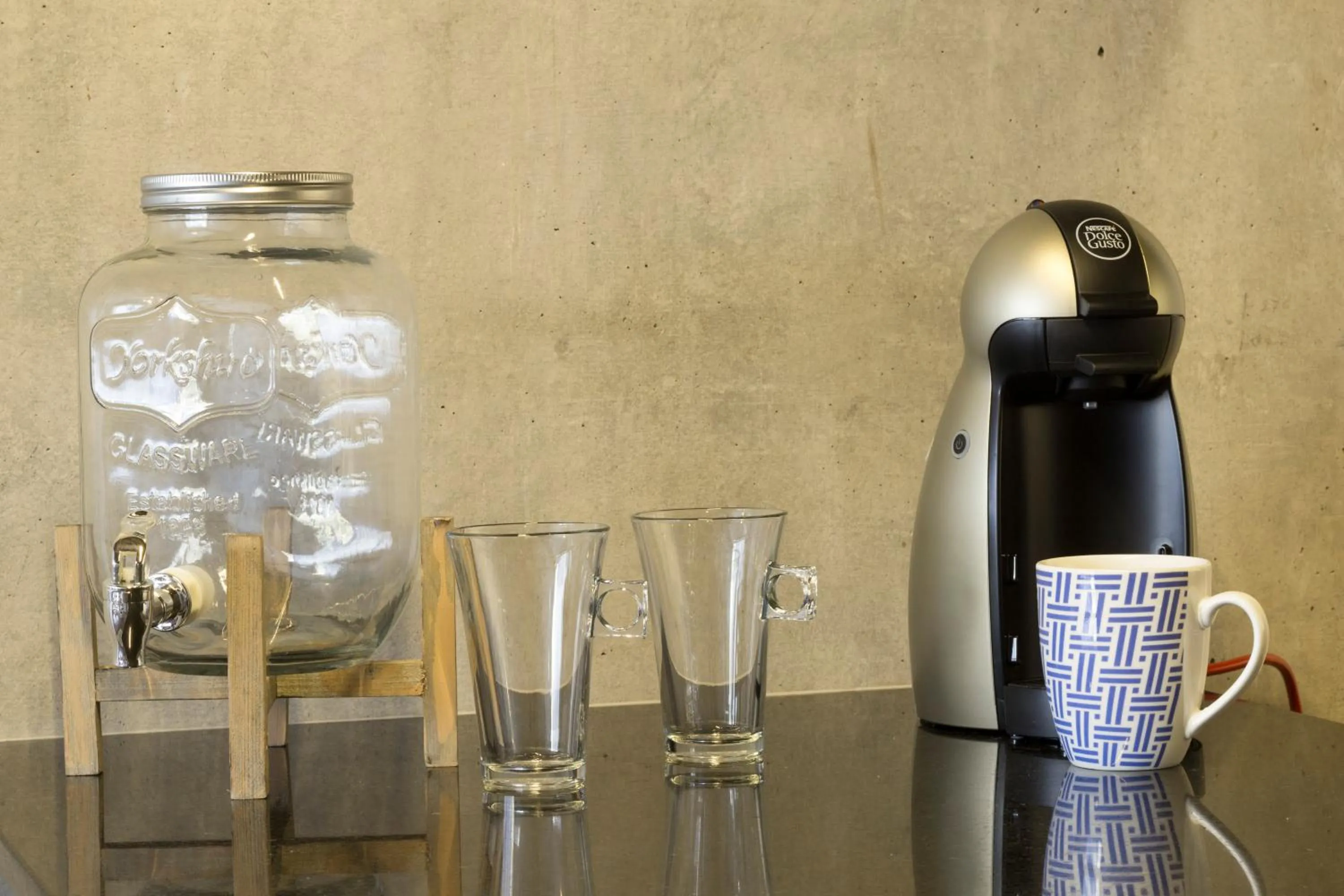 Coffee/tea facilities in El Doce by HomiRent