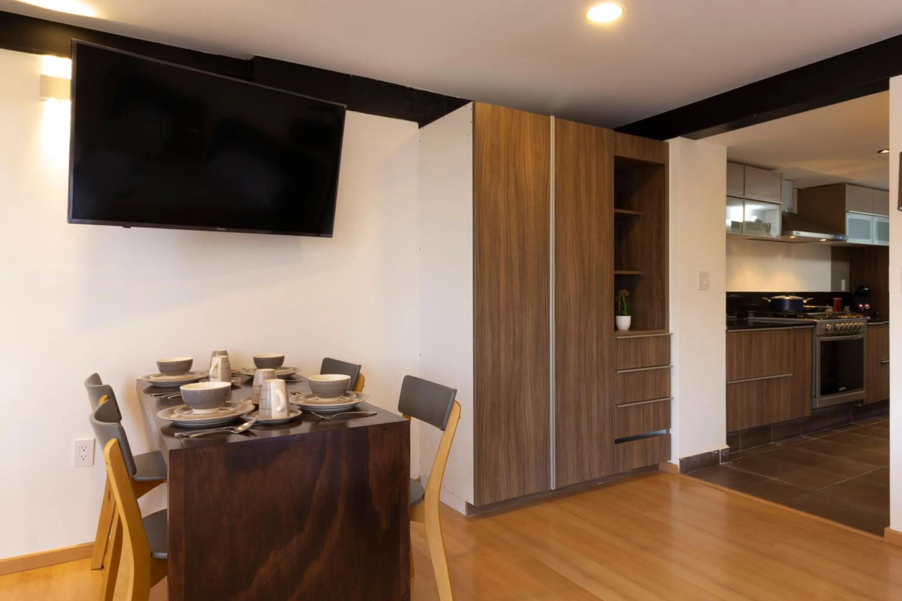 Communal lounge/ TV room in El Doce by HomiRent