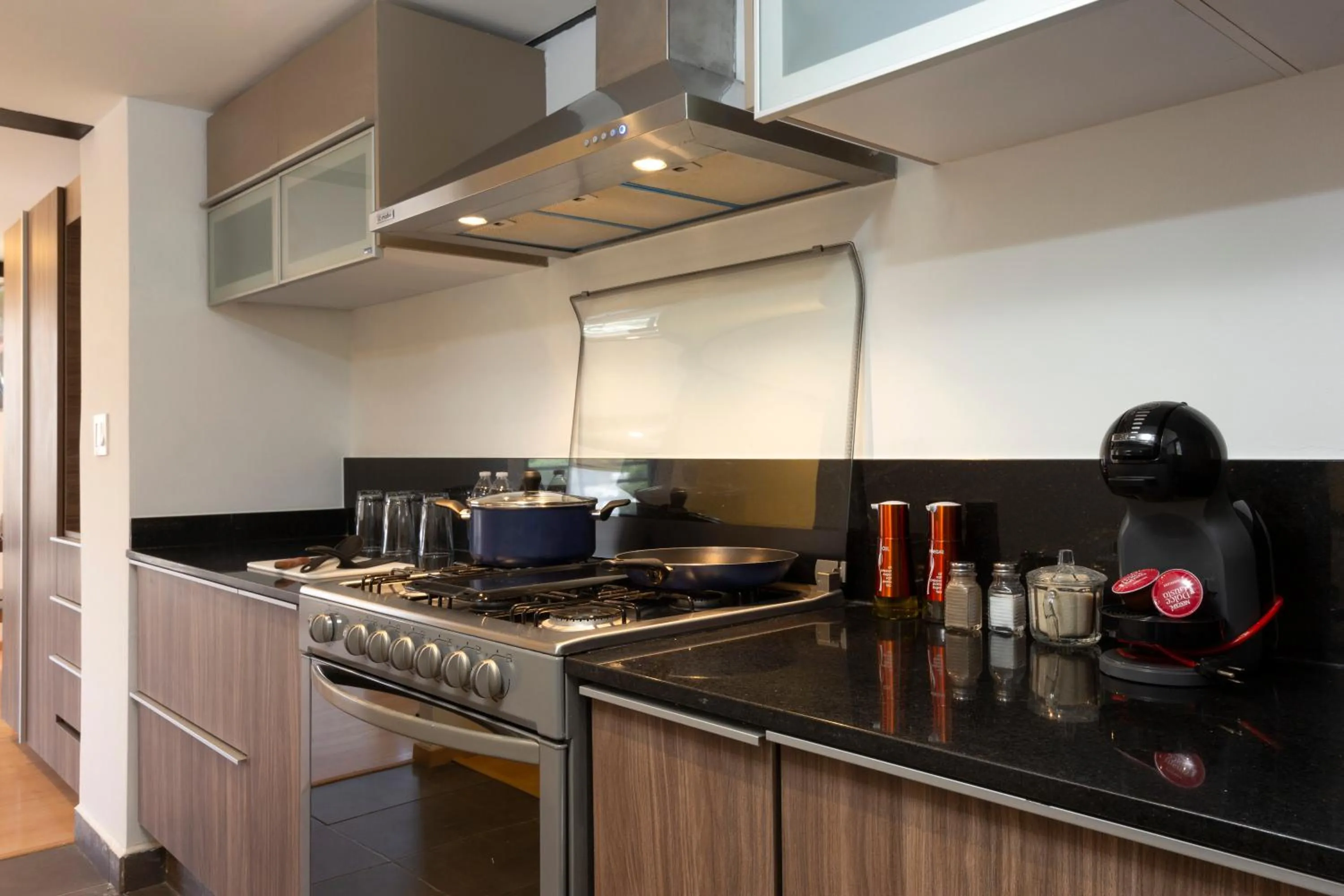 Coffee/tea facilities in El Doce by HomiRent