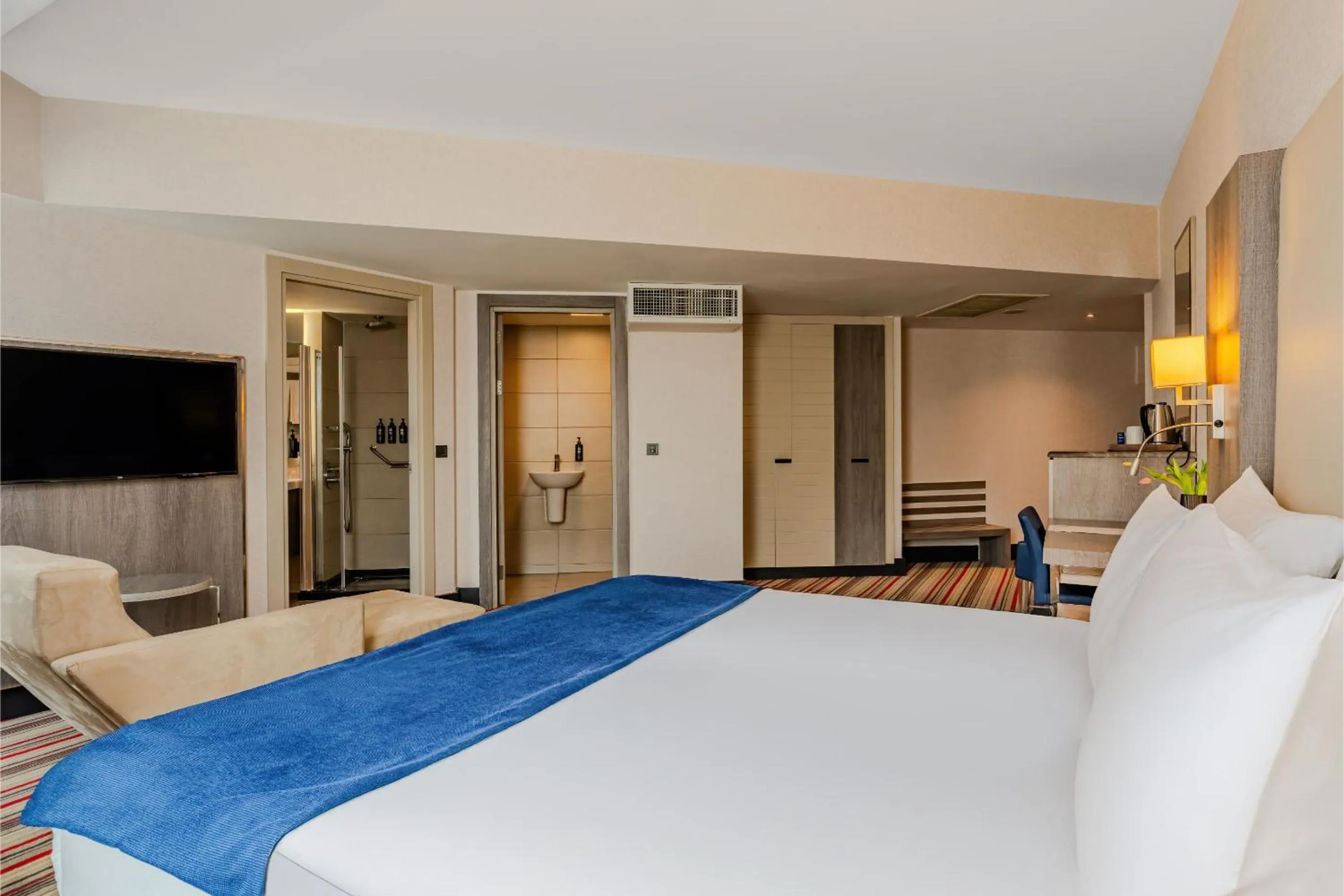 Photo of the whole room, Bed in Ramada Plaza By Wyndham Izmir