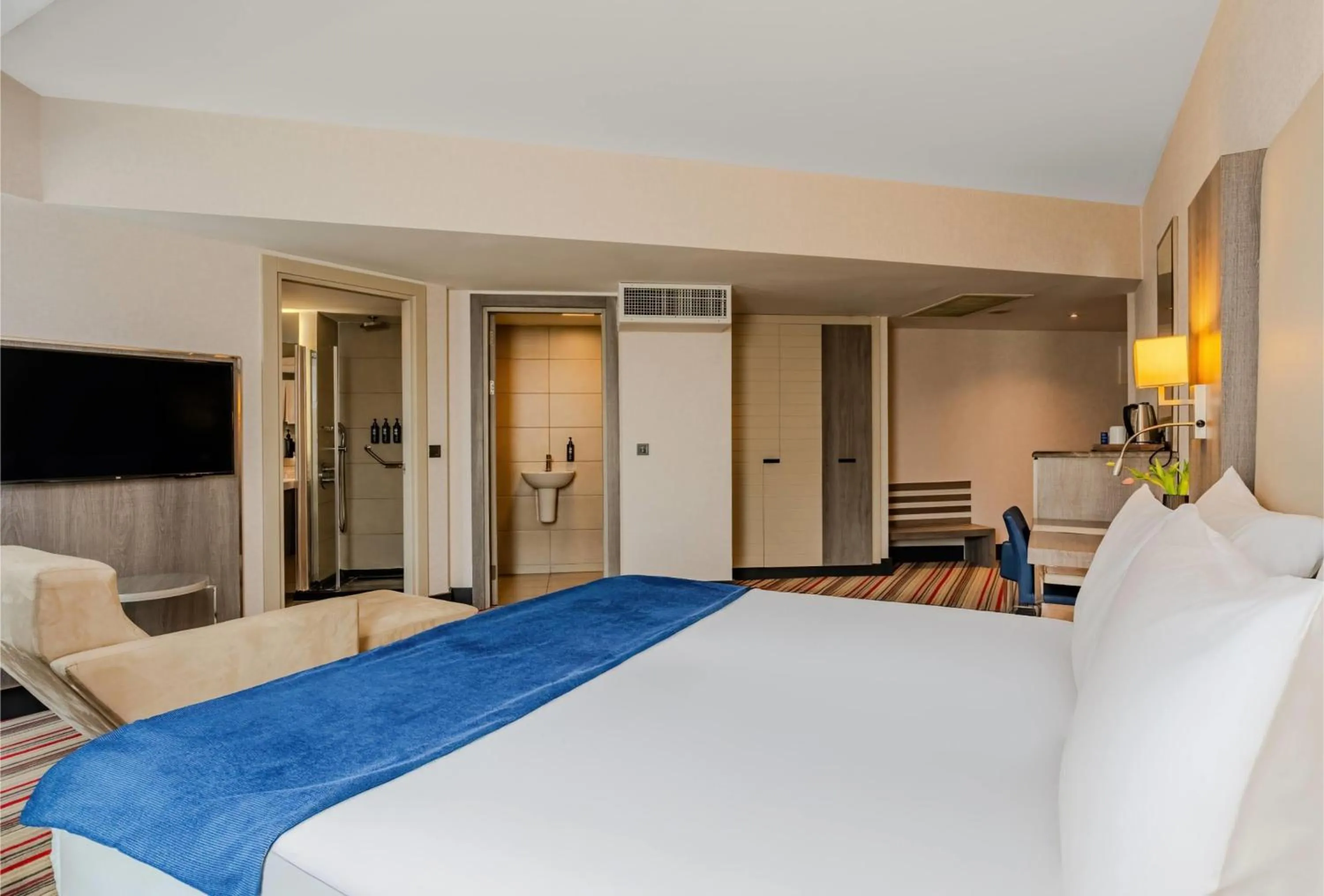 Photo of the whole room, Bed in Ramada Plaza By Wyndham Izmir