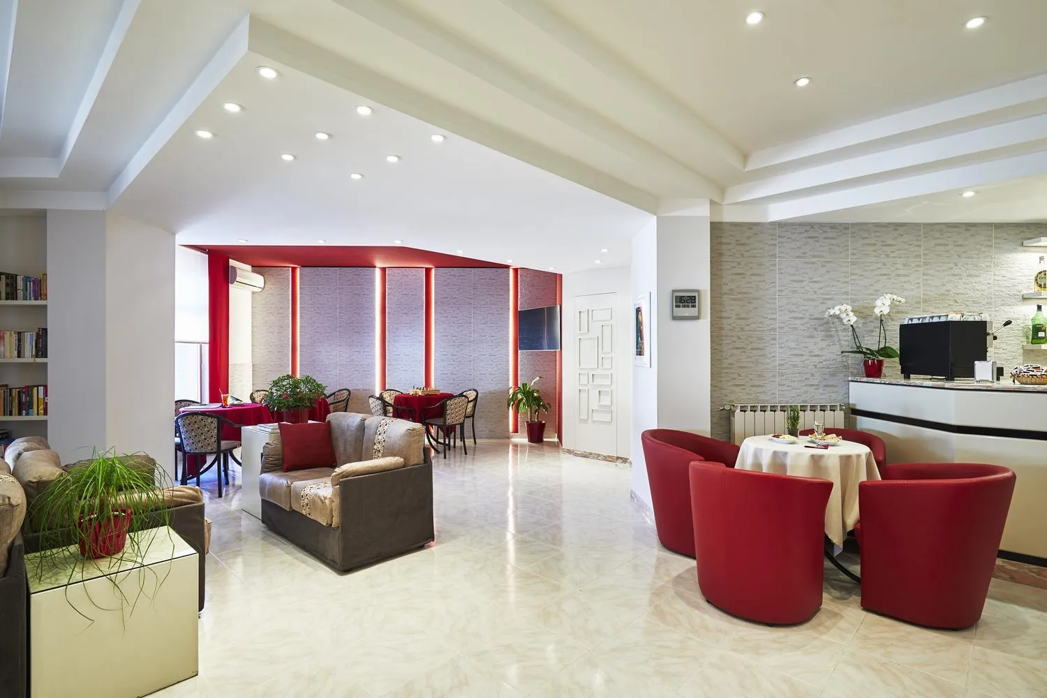 Communal lounge/ TV room in Santa Caterina Hotel & Bike