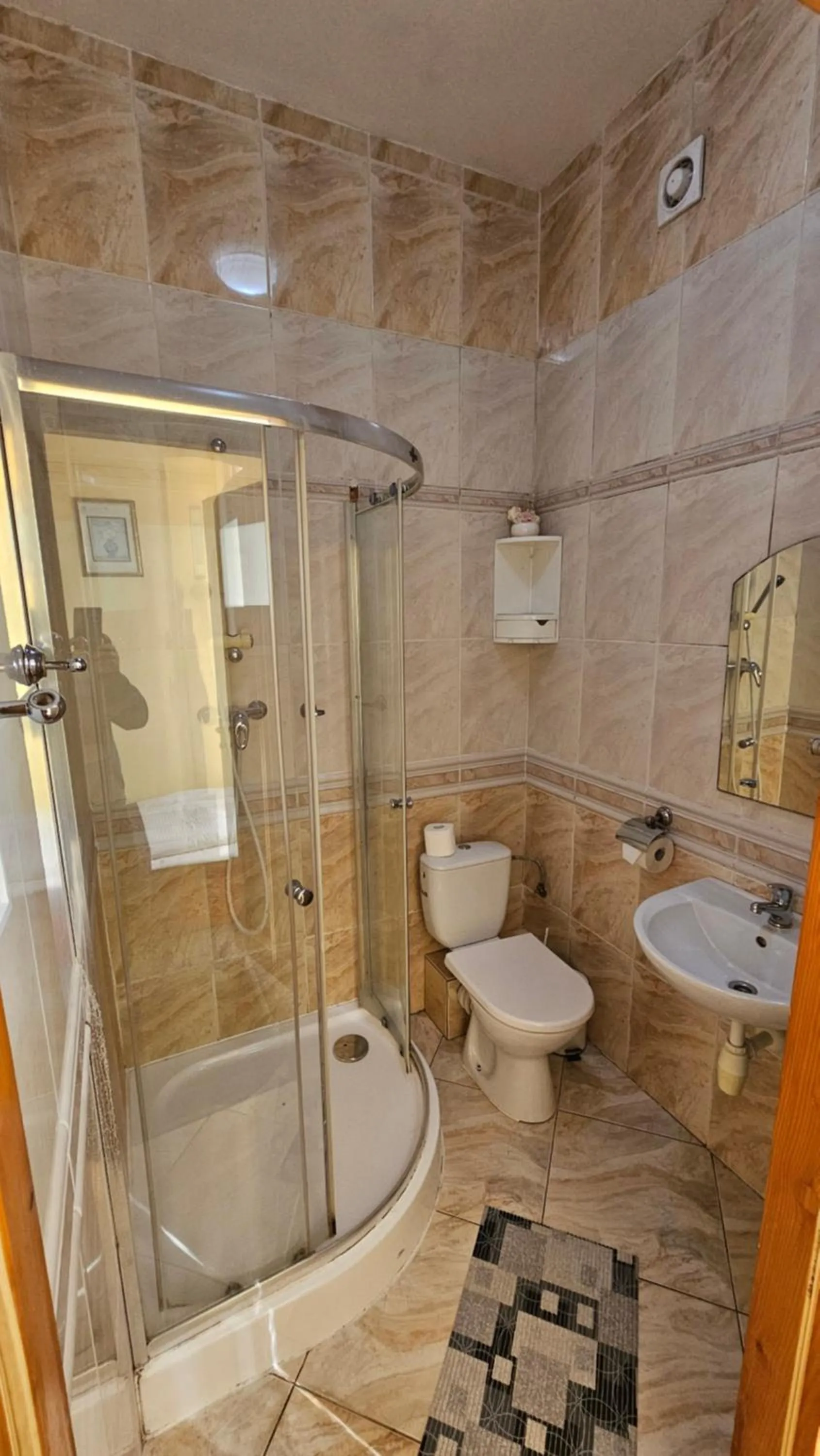 Shower in Hotel Daisy Budget