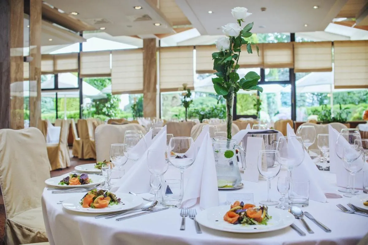 Restaurant/places to eat in Booking Hotel & Spa