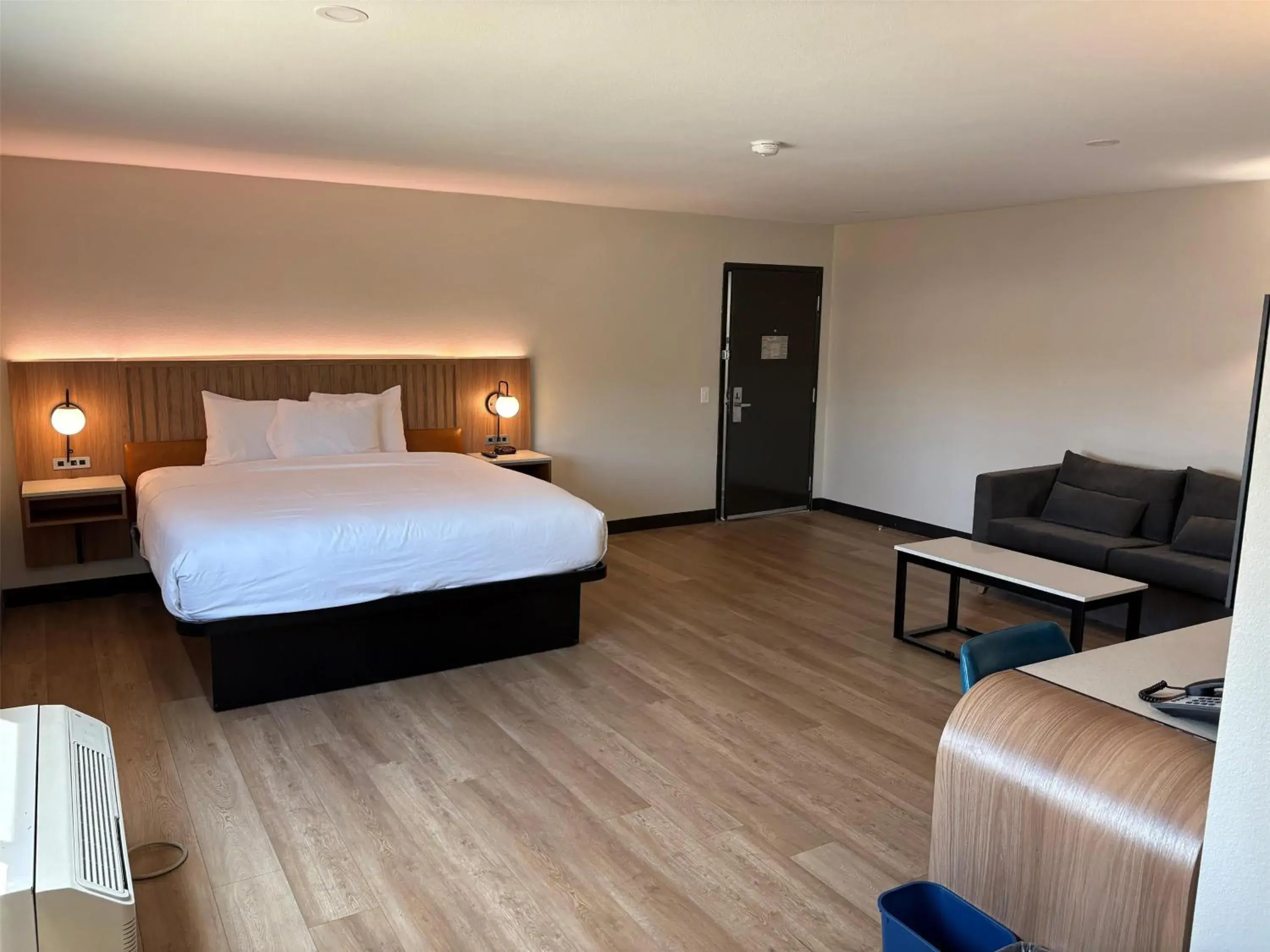 Photo of the whole room, Bed in Best Western San Diego Pacific Beach/Mission Bay Photo of the whole room, Bed in Best Western San Diego Pacific Beach/Mission Bay