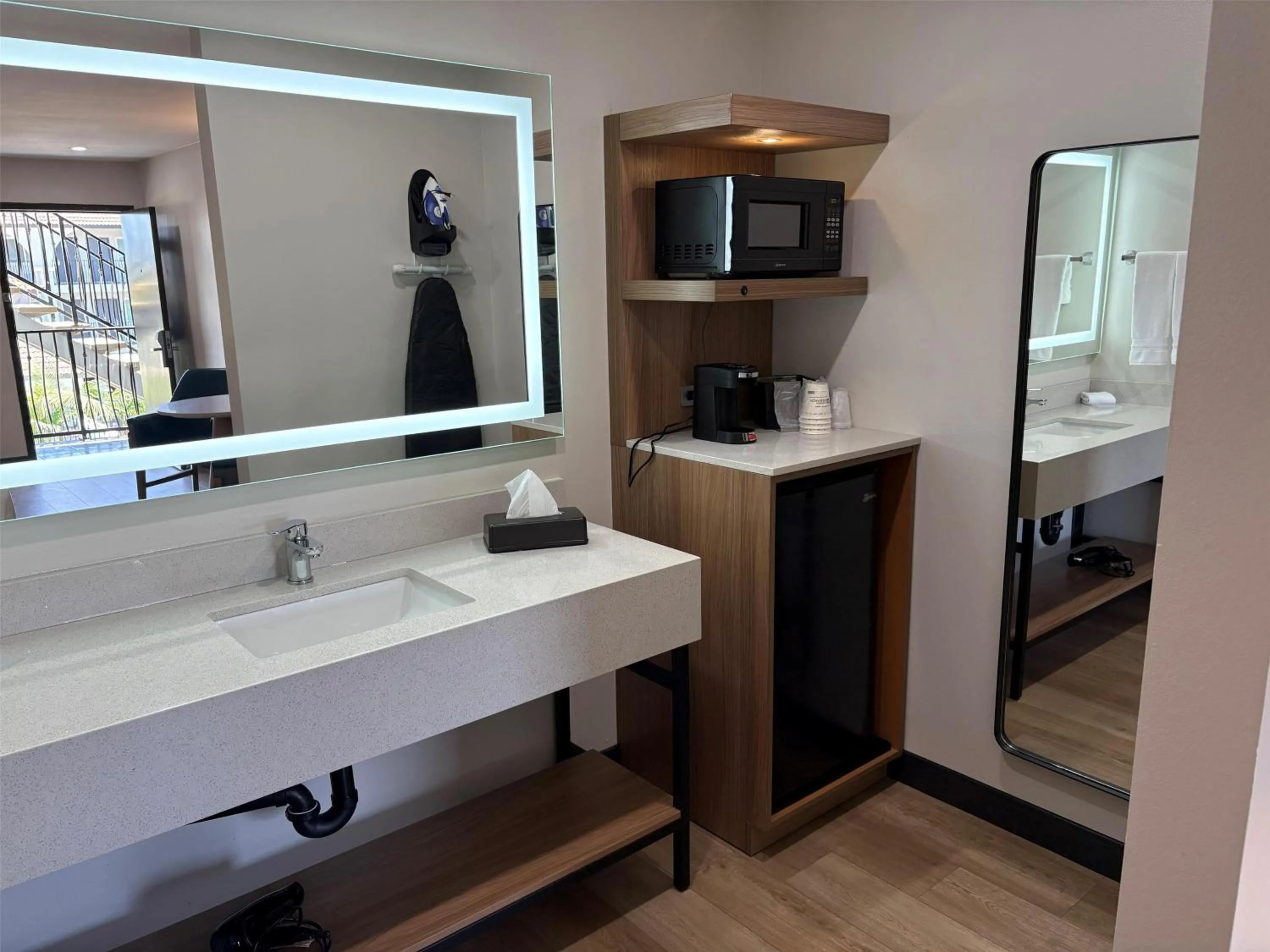 Bedroom in Best Western San Diego Pacific Beach/Mission Bay