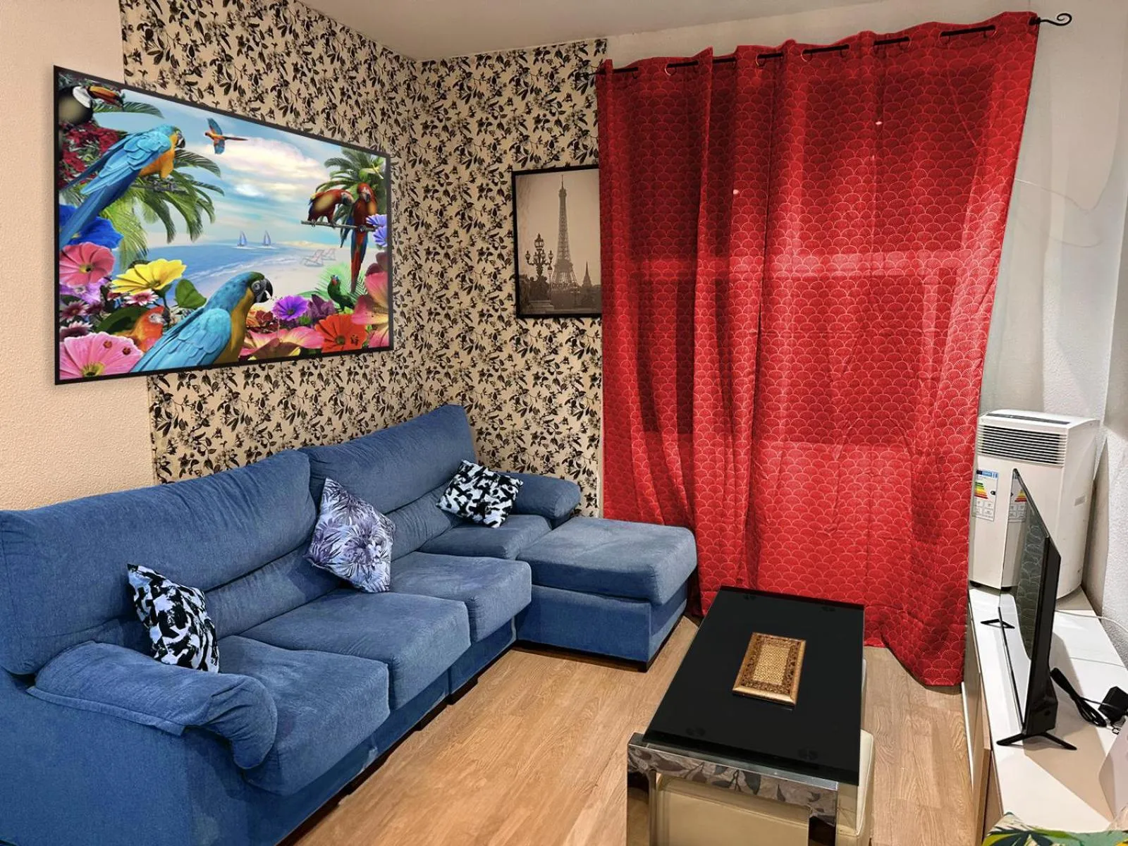 TV and multimedia in PUERTA DEL SOL Carretas APARTAMENTS & Rooms