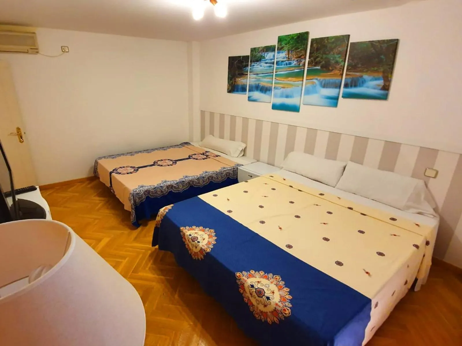 Bed in PUERTA DEL SOL Carretas APARTAMENTS & Rooms