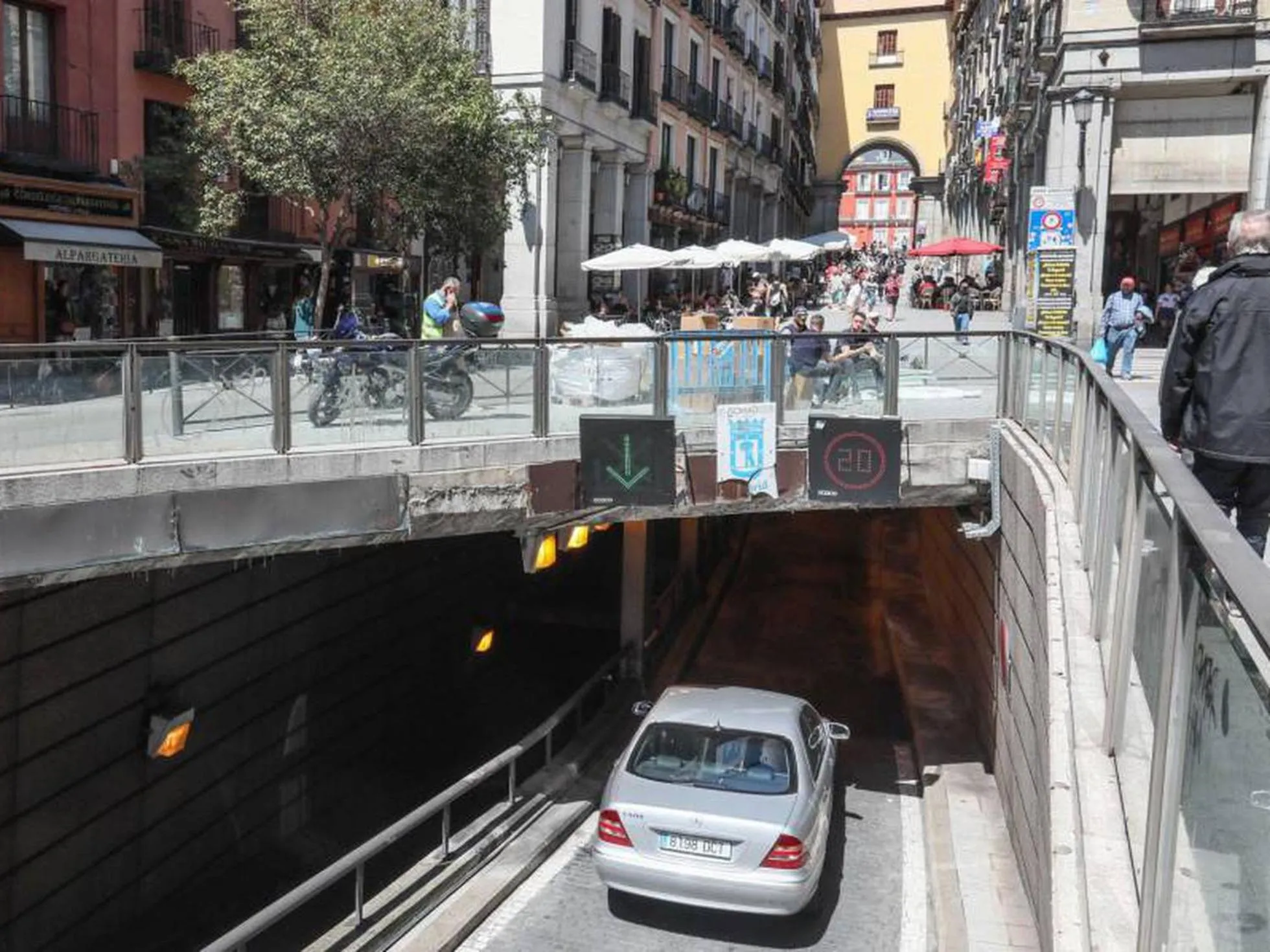 Neighbourhood in PUERTA DEL SOL Carretas APARTAMENTS & Rooms