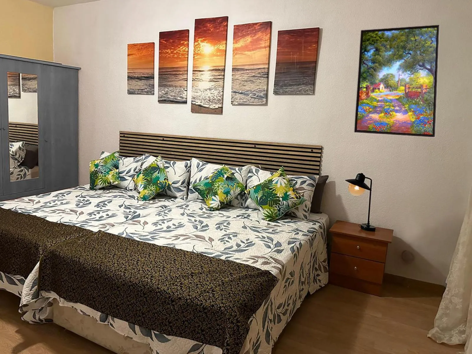 Bed in PUERTA DEL SOL Carretas APARTAMENTS & Rooms