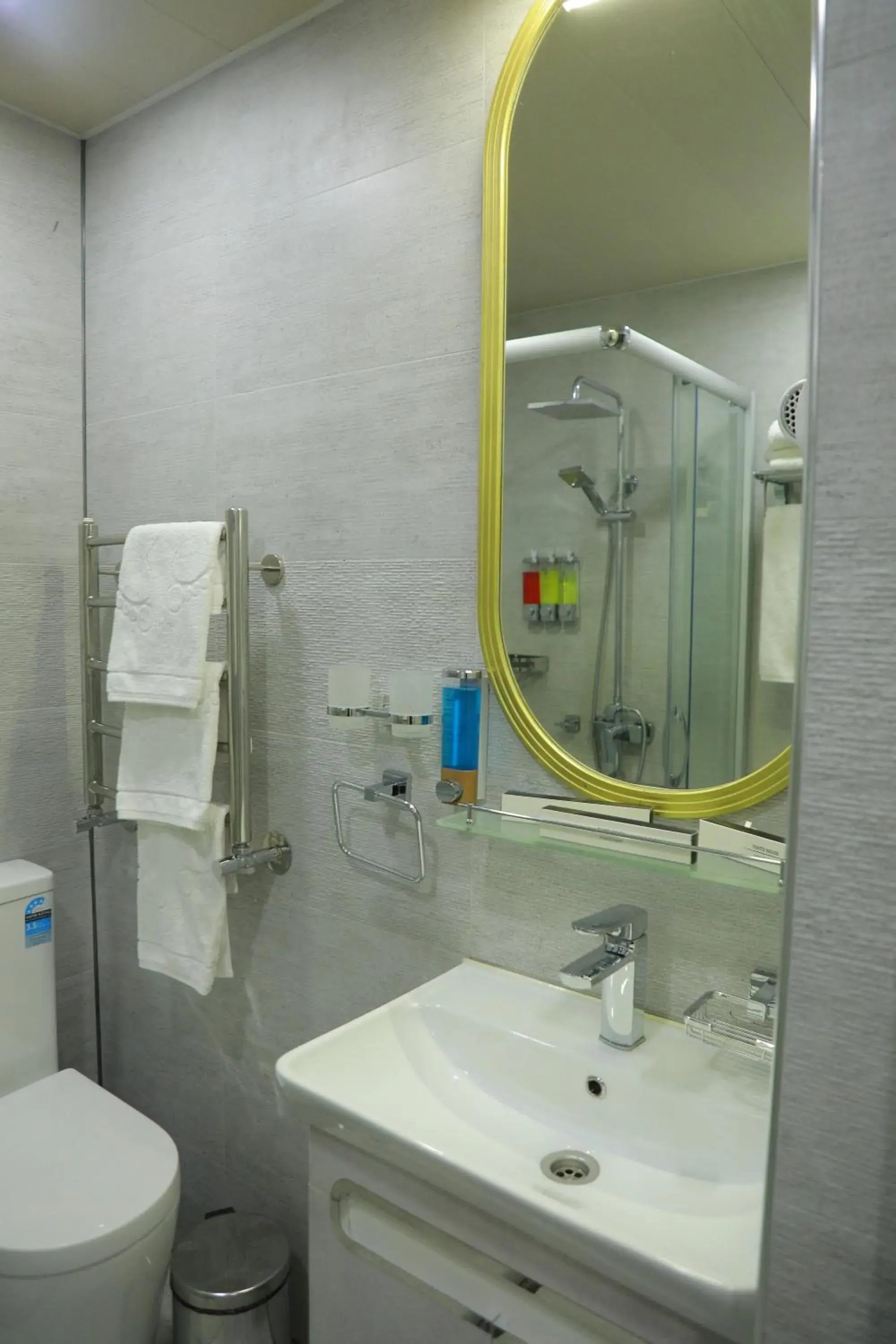 Superior King Room - single occupancy in Human Hotel Superior King Room - single occupancy in Human Hotel