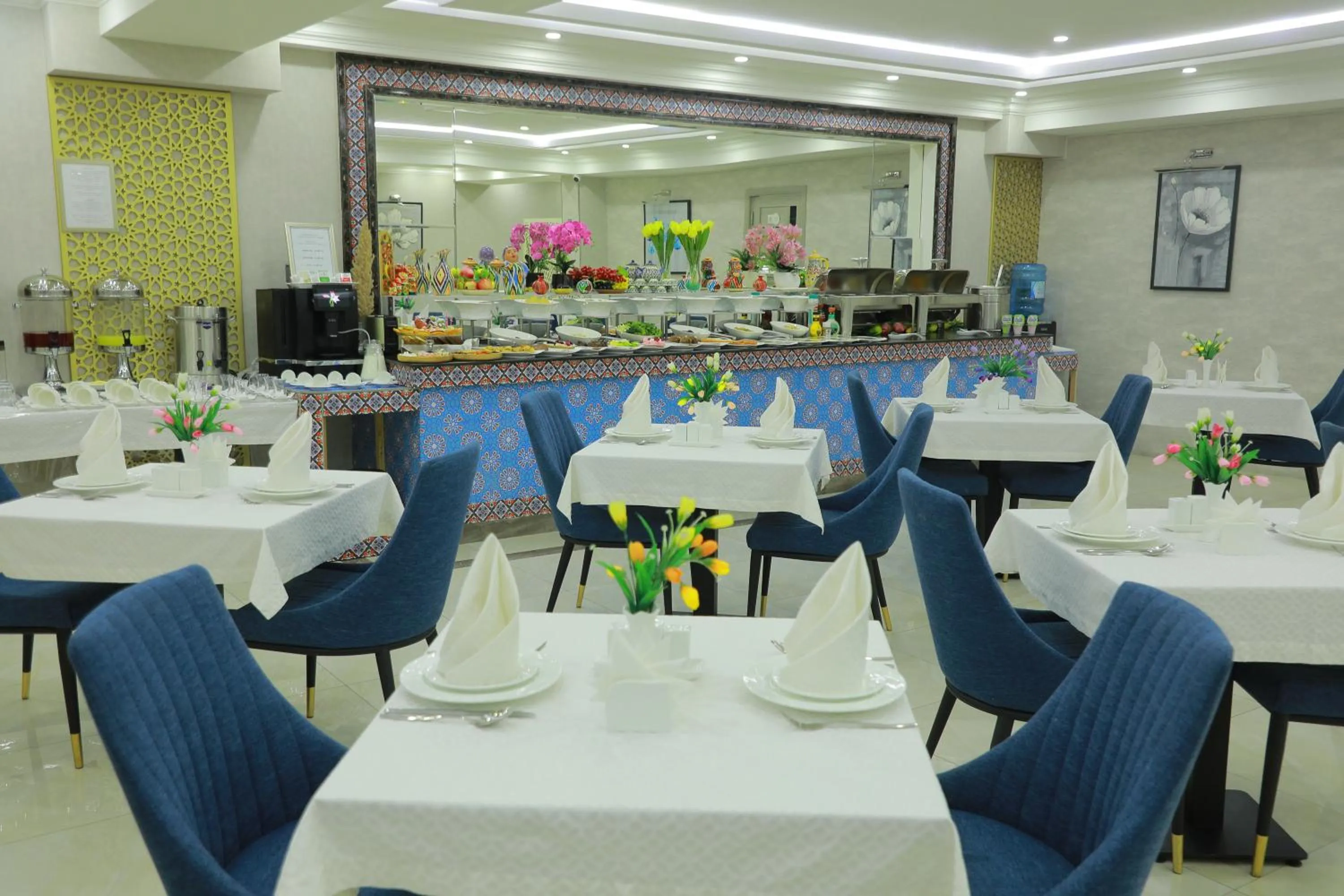 Restaurant/places to eat in Human Hotel