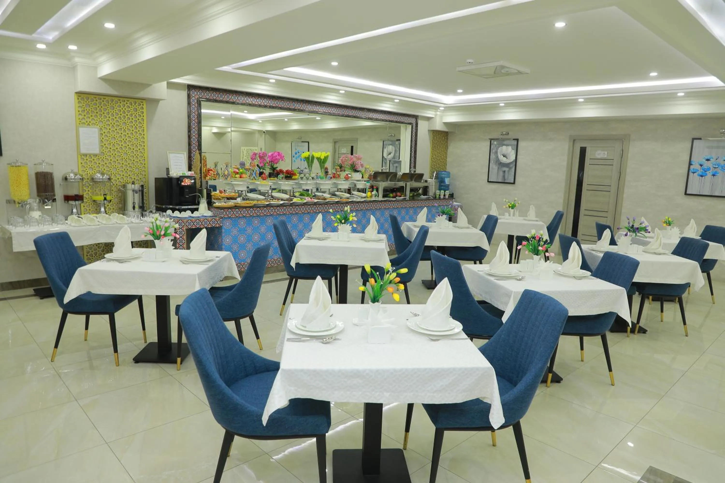 Restaurant/places to eat in Human Hotel