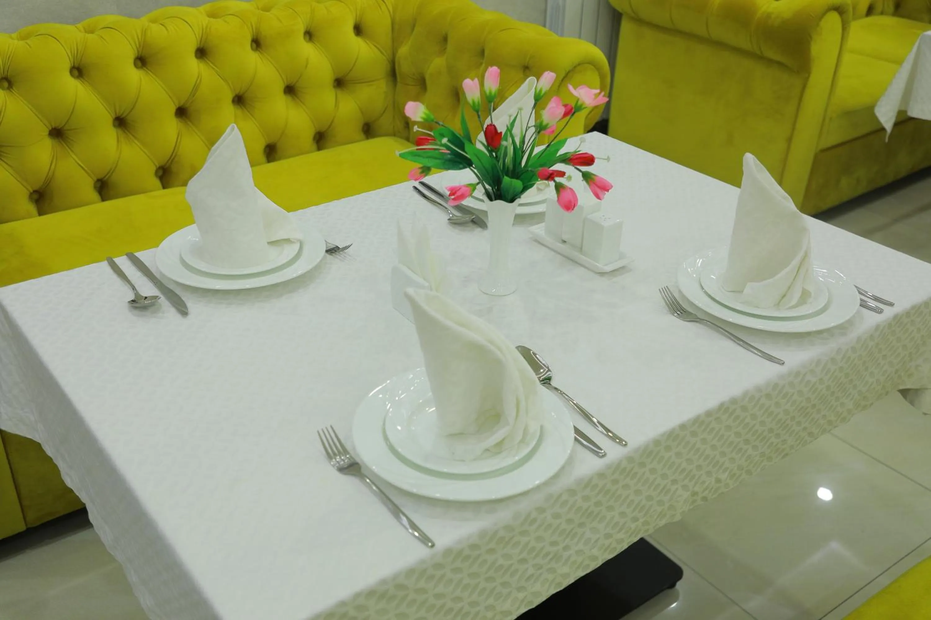 Restaurant/places to eat in Human Hotel