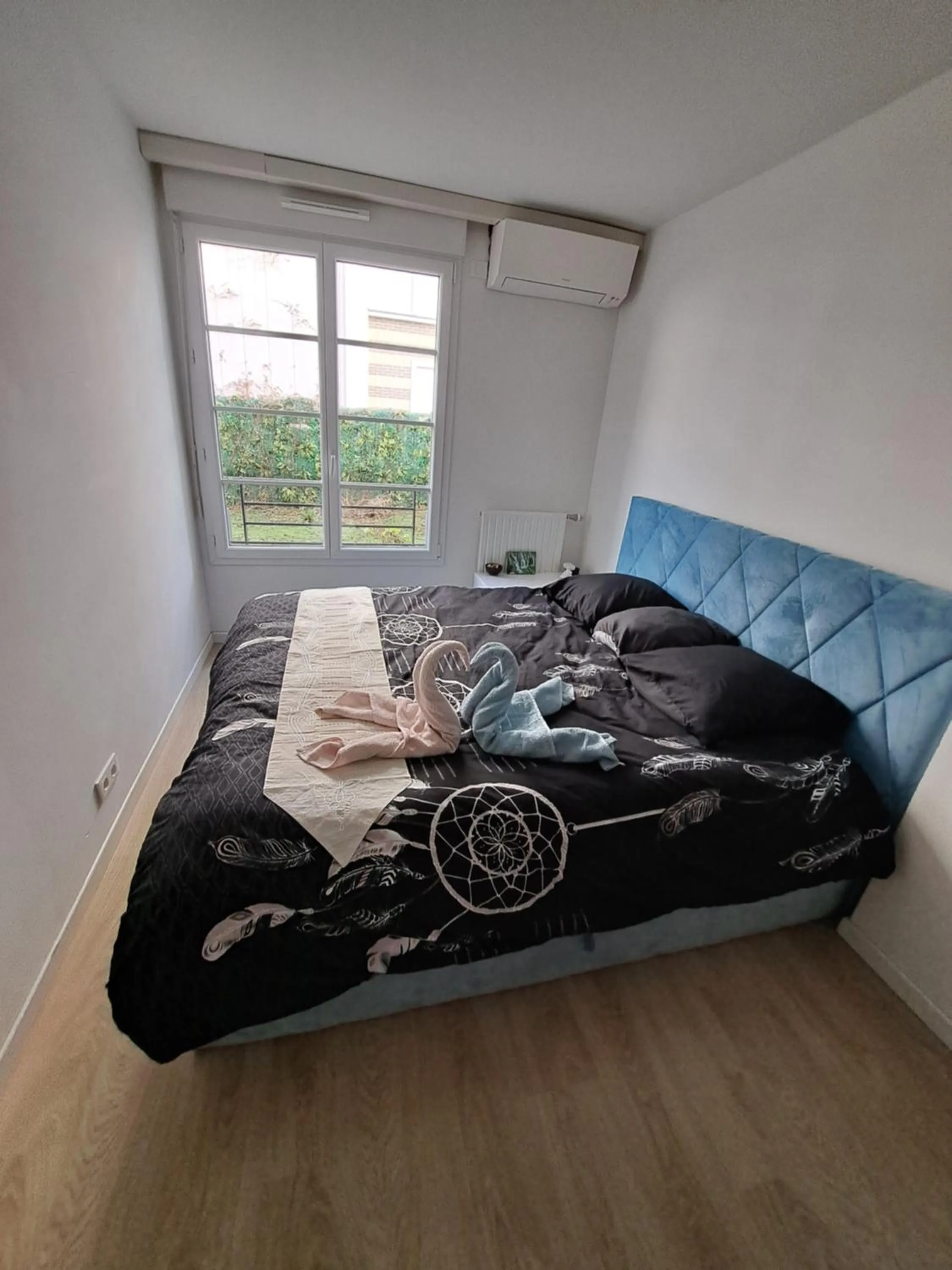 Bed in The Green Terrace Disneyland