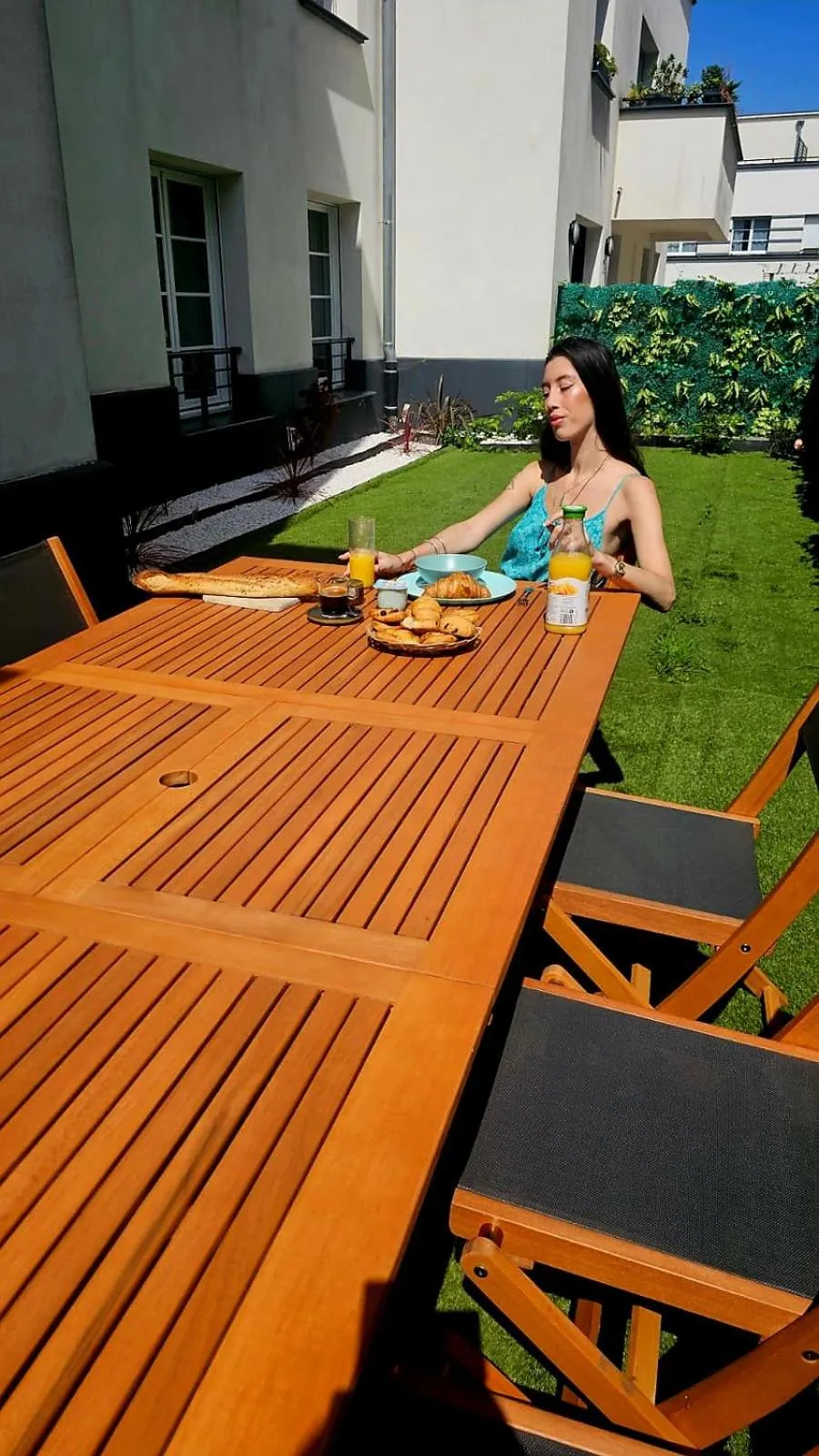 Guests in The Green Terrace Disneyland