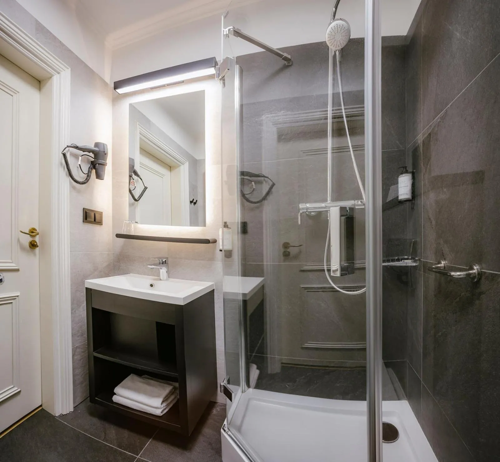 Shower in IBB Hotel Grand Hotel Lublin