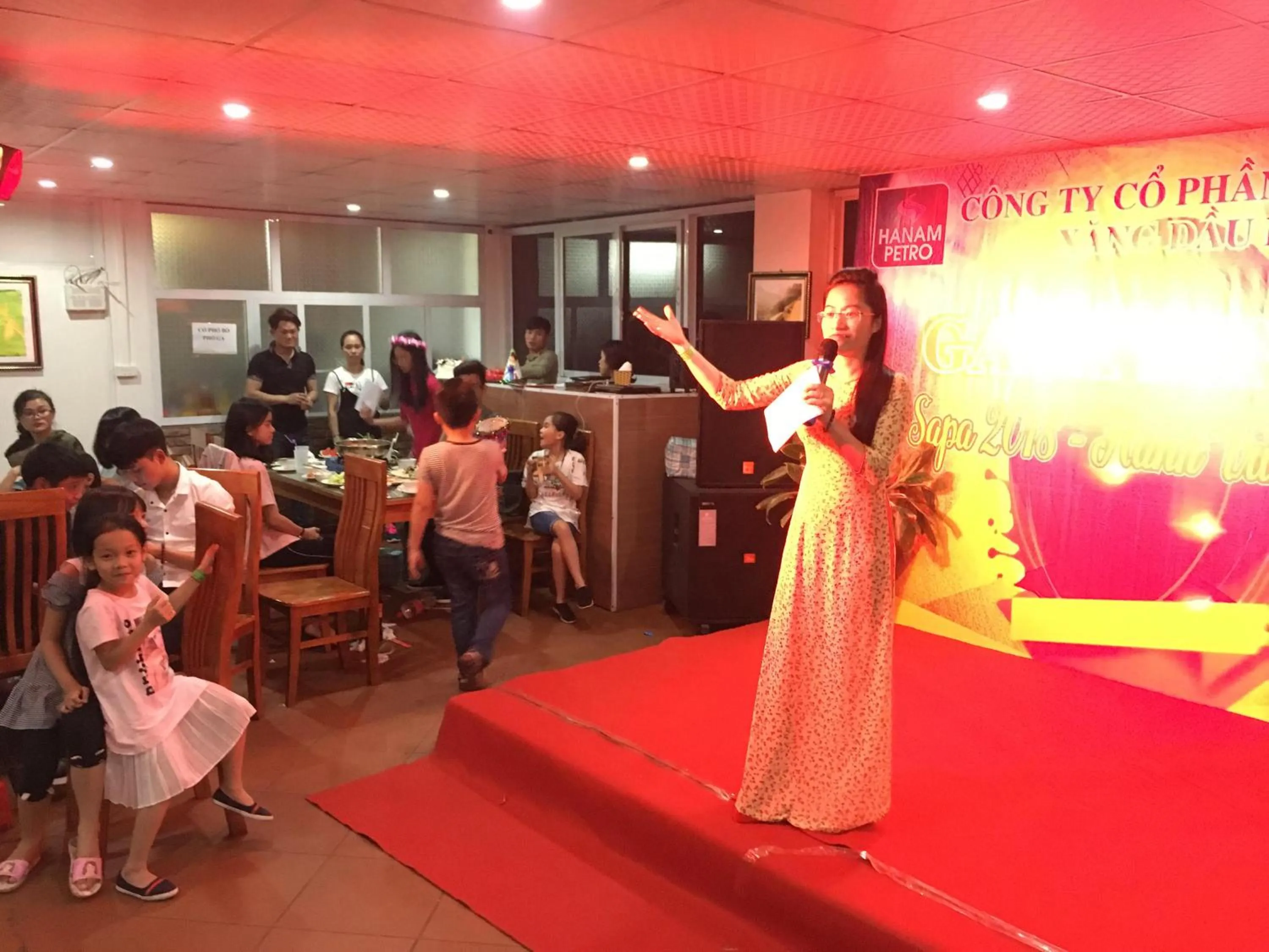 group of guests in London Sa Pa Hotel