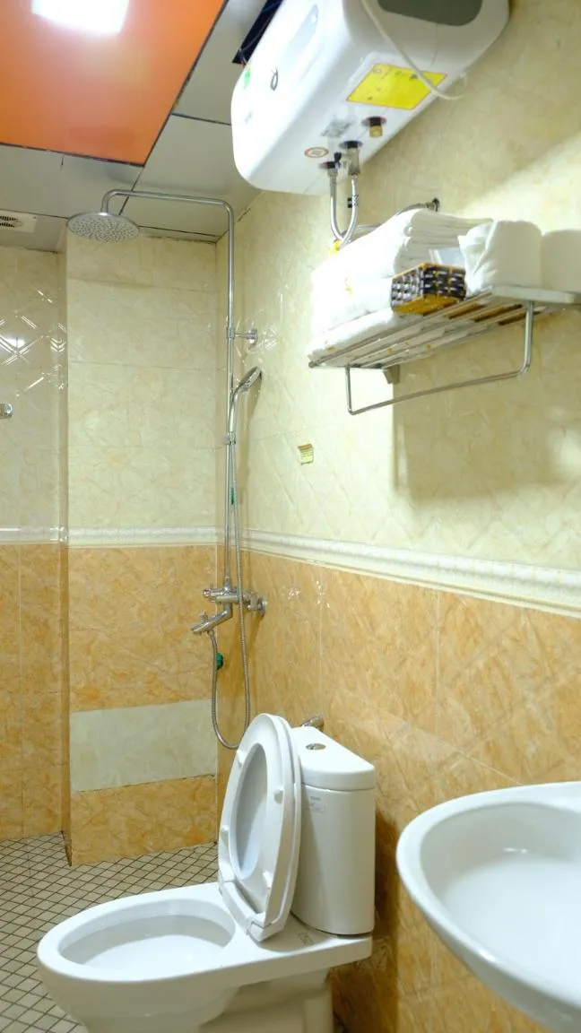 Toilet in London Sa Pa Hotel