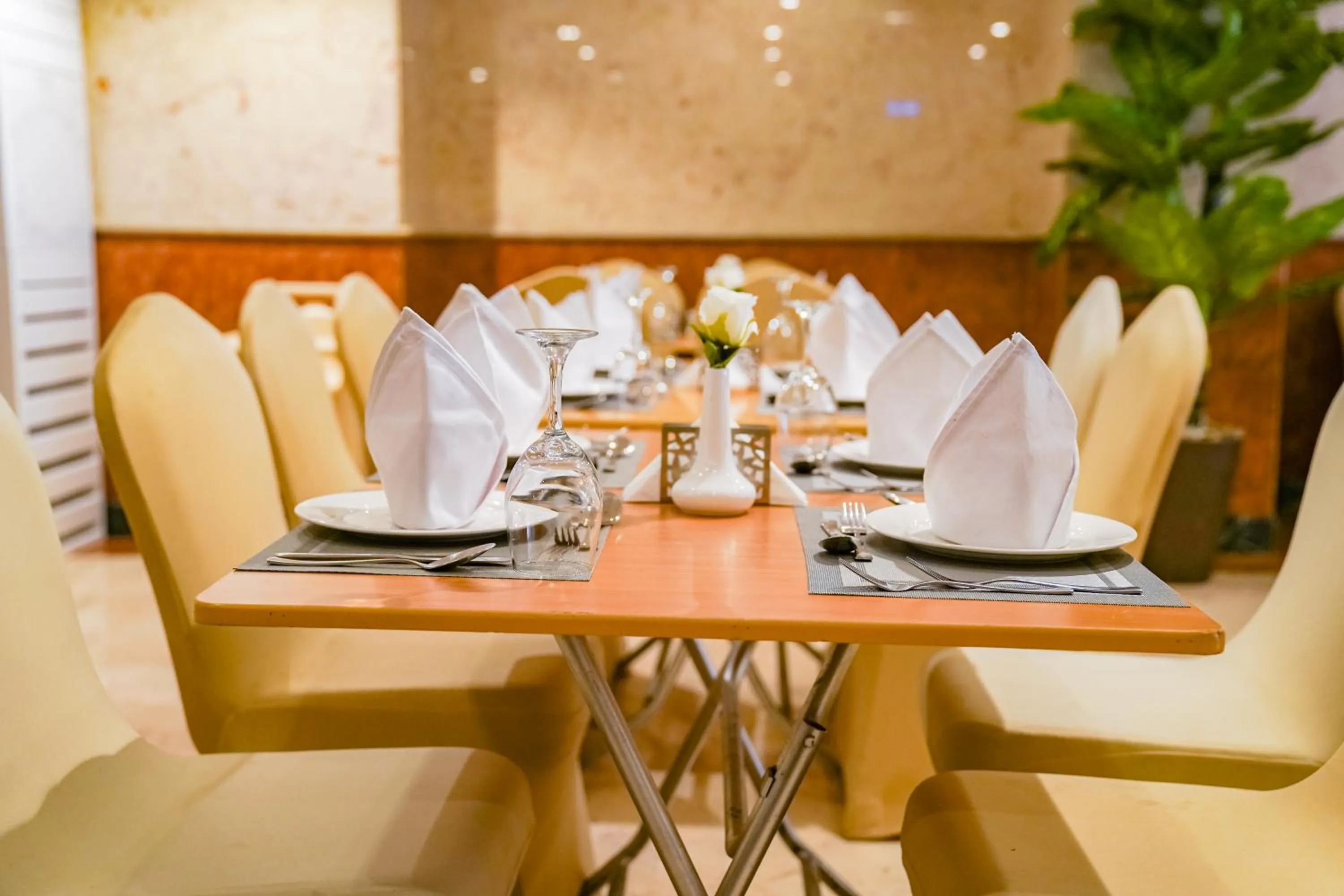 Restaurant/places to eat in Emaar Al Khalil