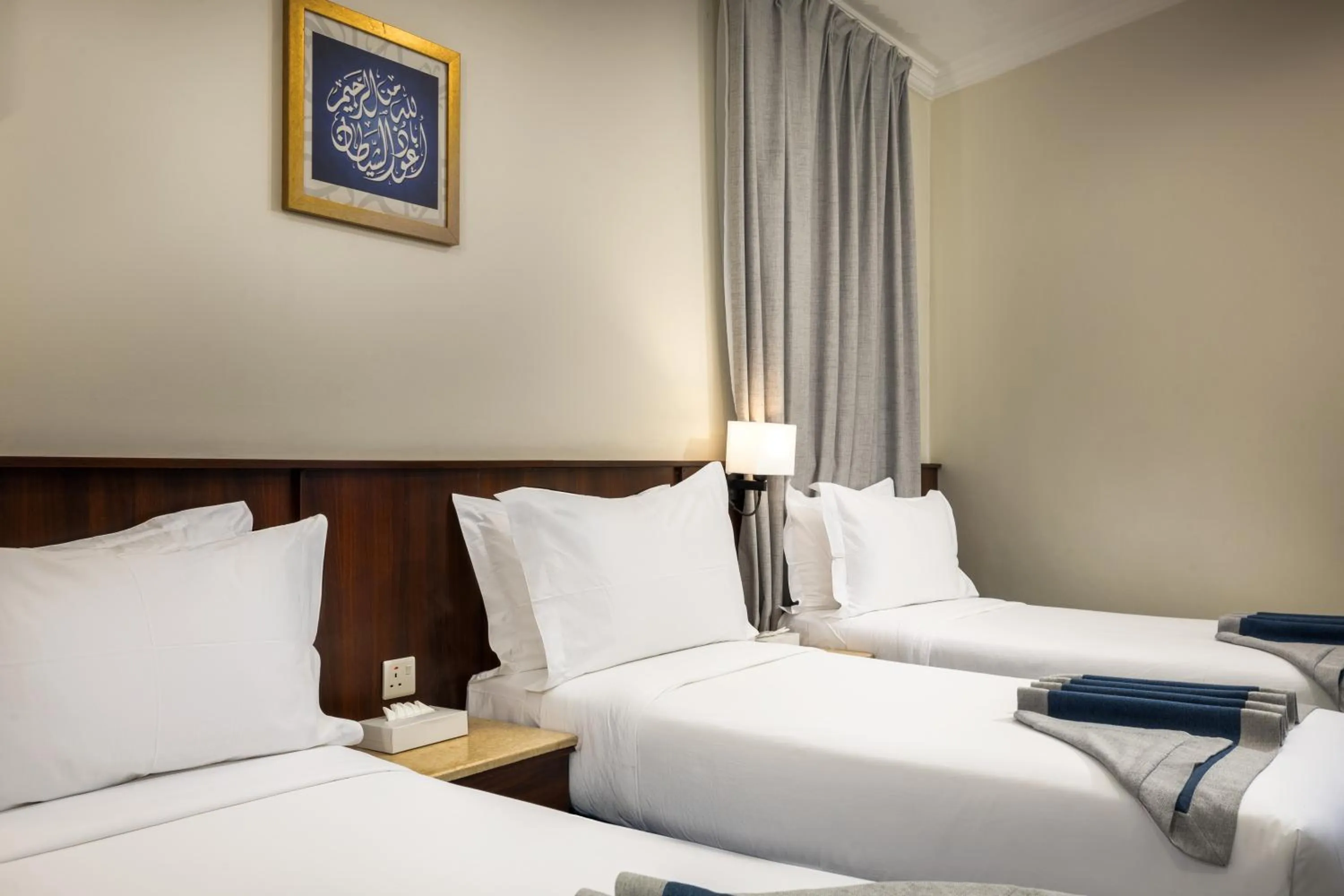 Photo of the whole room, Bed in Emaar Al Khalil