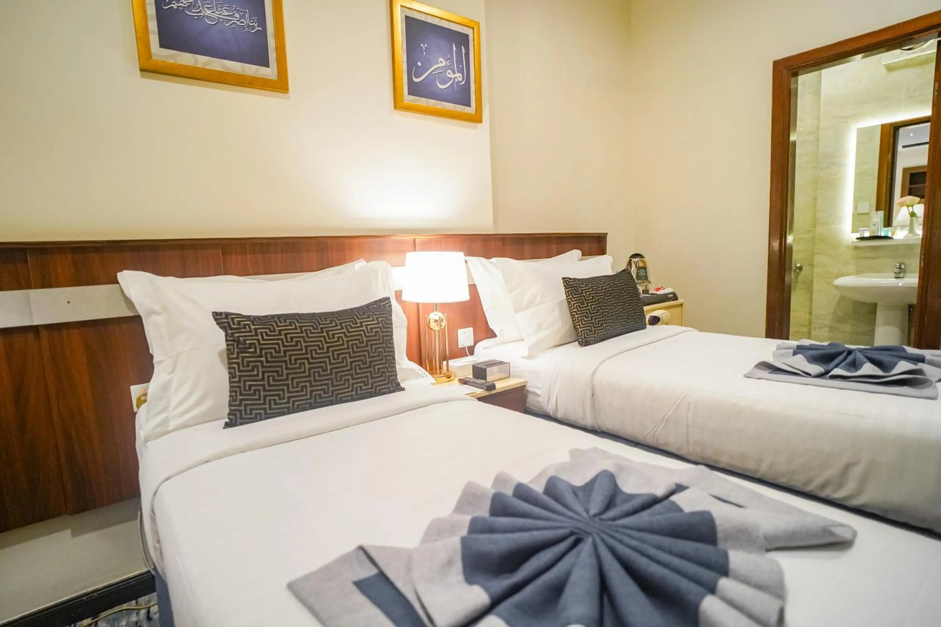 Photo of the whole room, Bed in Emaar Al Khalil