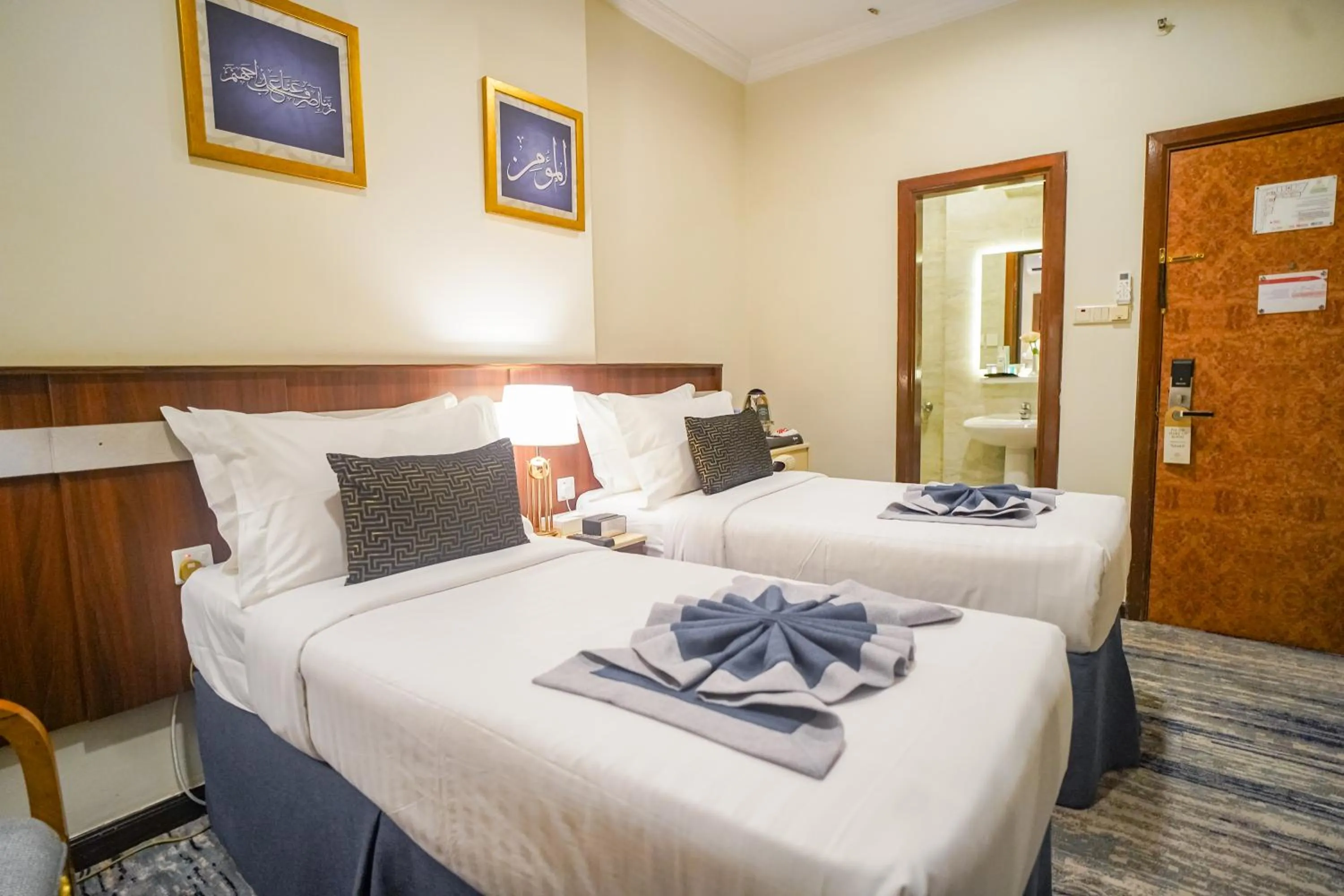 Bedroom, Bed in Emaar Al Khalil