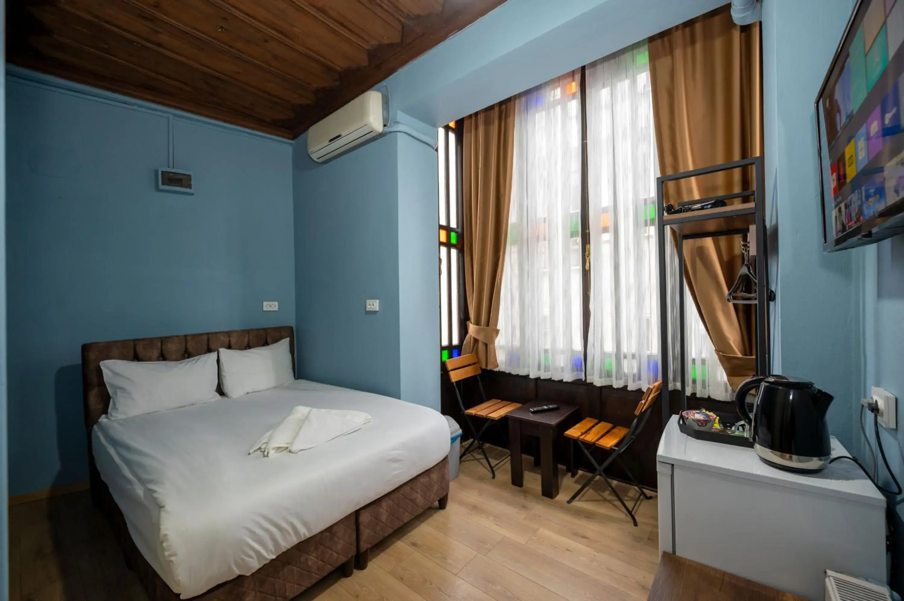 Budget Double Room in Taksim Antique Hotel Budget Double Room in Taksim Antique Hotel
