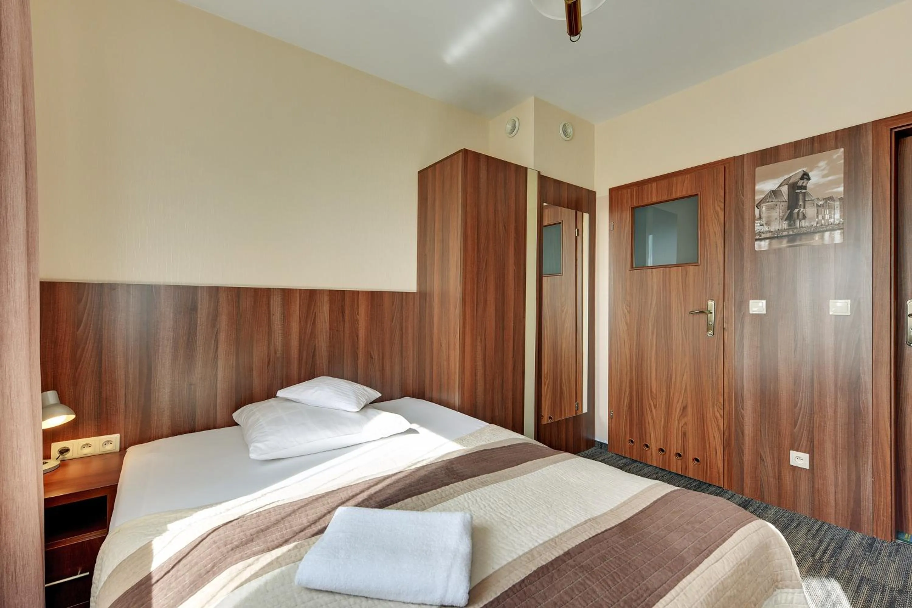 Photo of the whole room, Bed in Abak