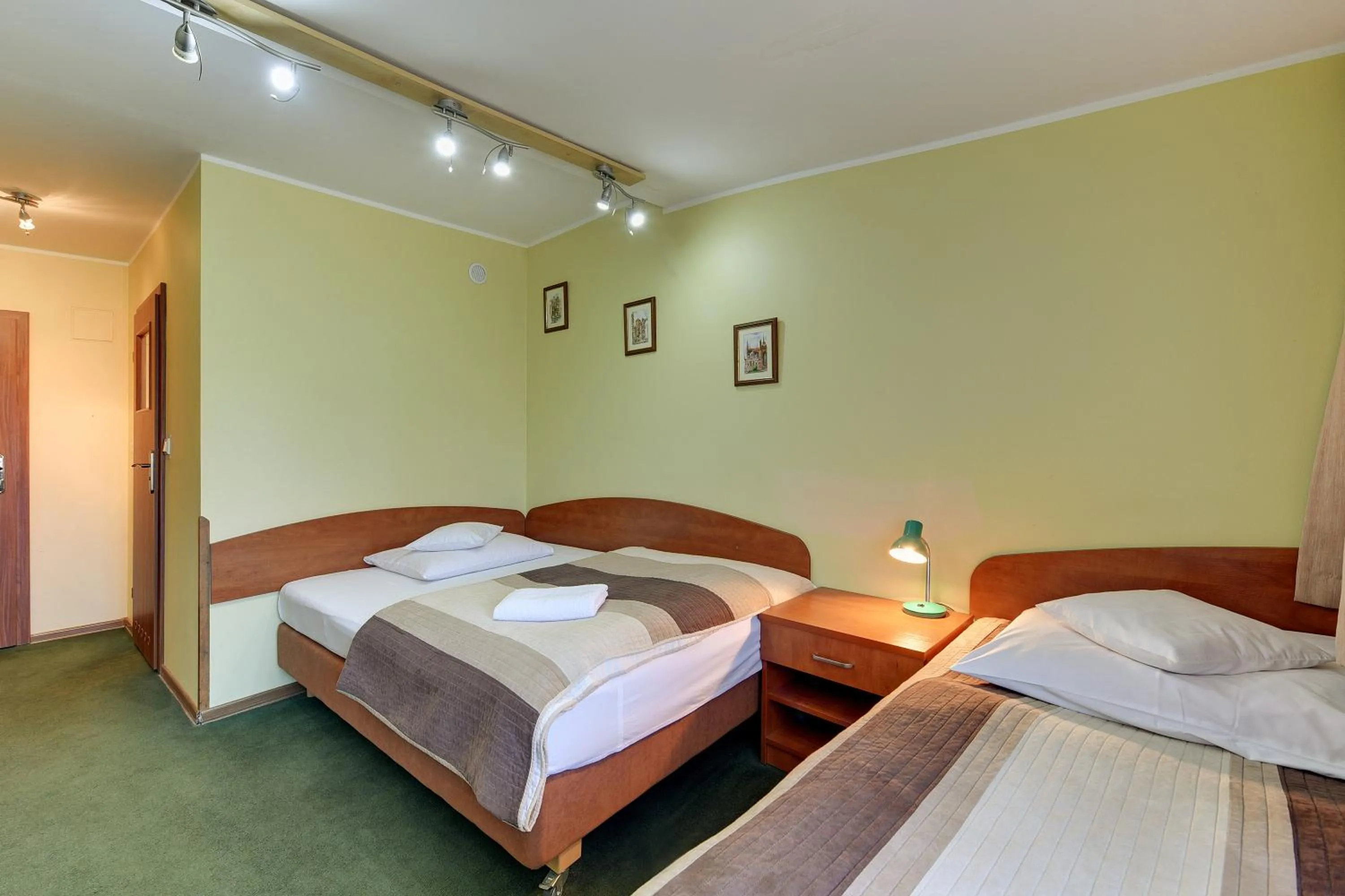 Photo of the whole room, Bed in Abak