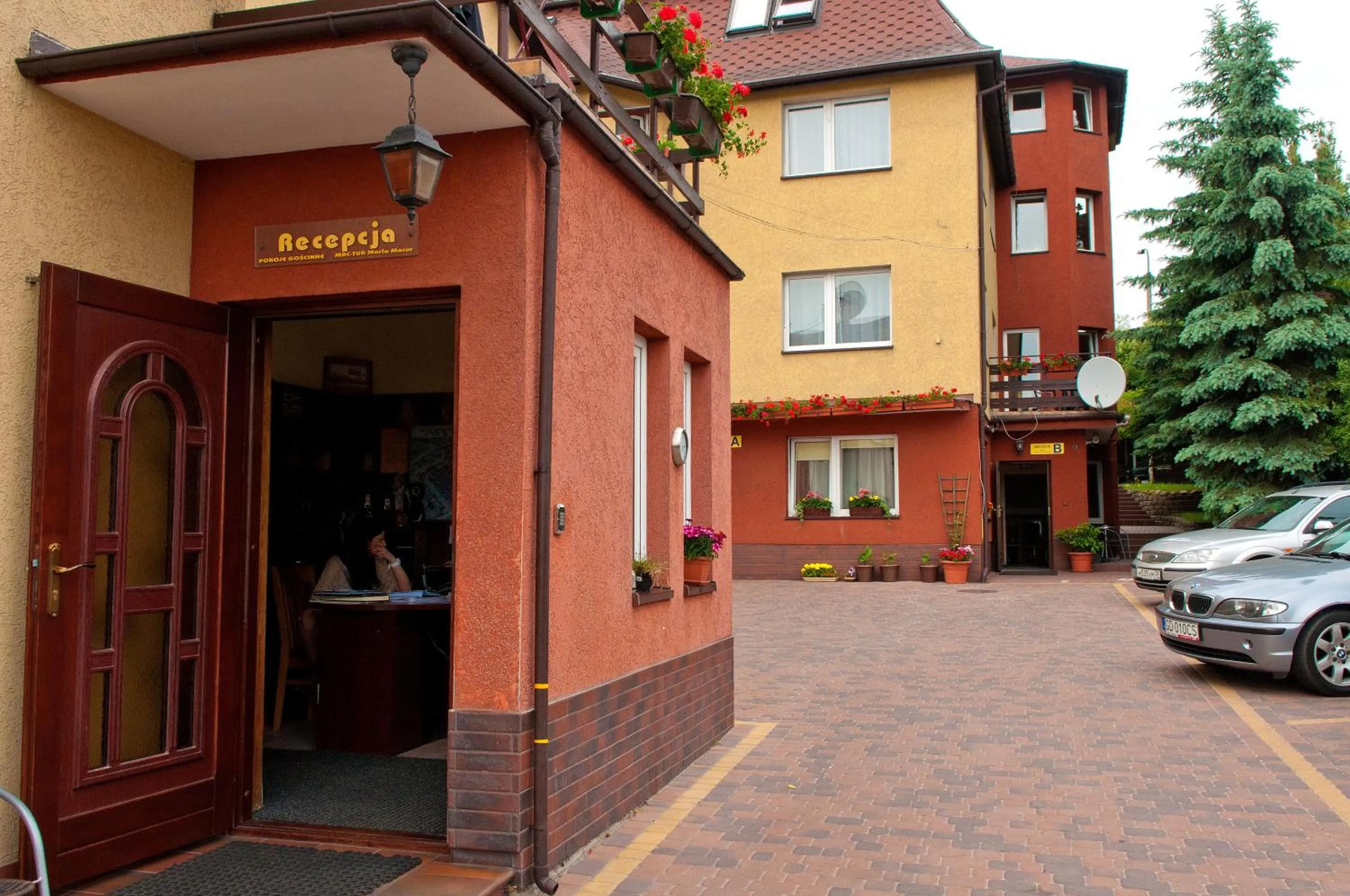 Facade/entrance in Abak