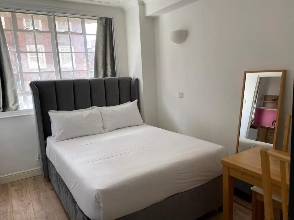 Bed in Central Apartment at Chelsea cloister Hotel