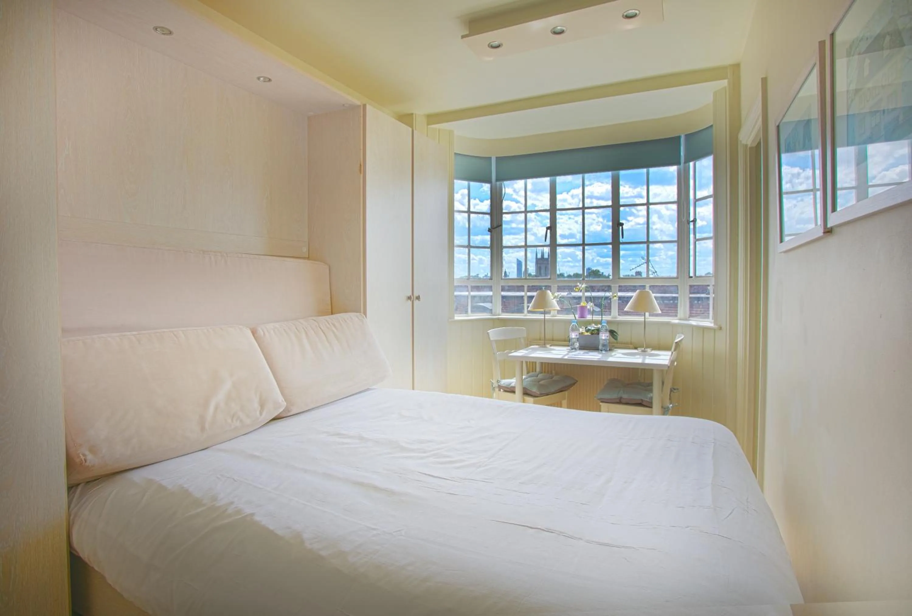 Bed in Central Apartment at Chelsea cloister Hotel