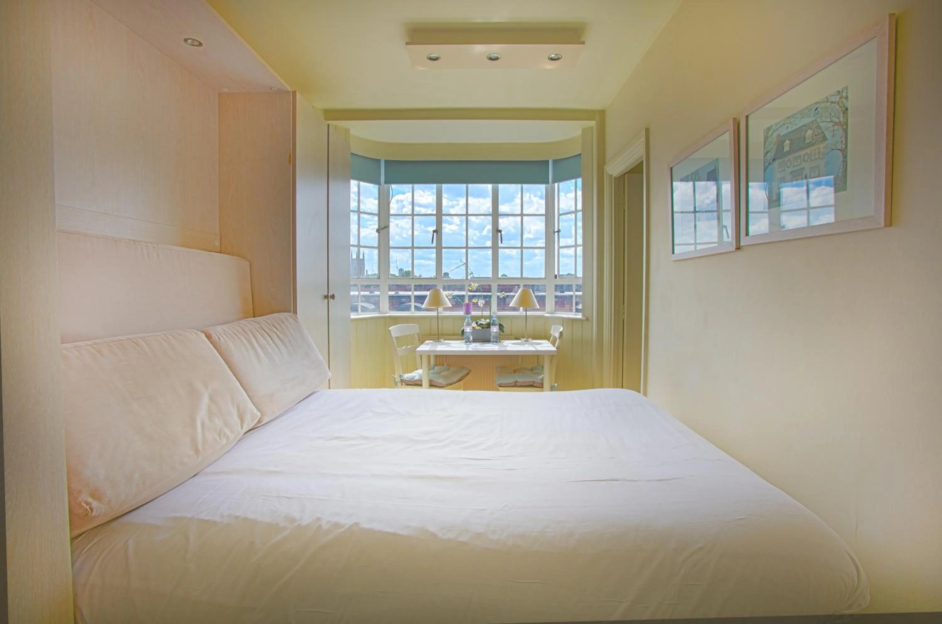 Bed in Central Apartment at Chelsea cloister Hotel