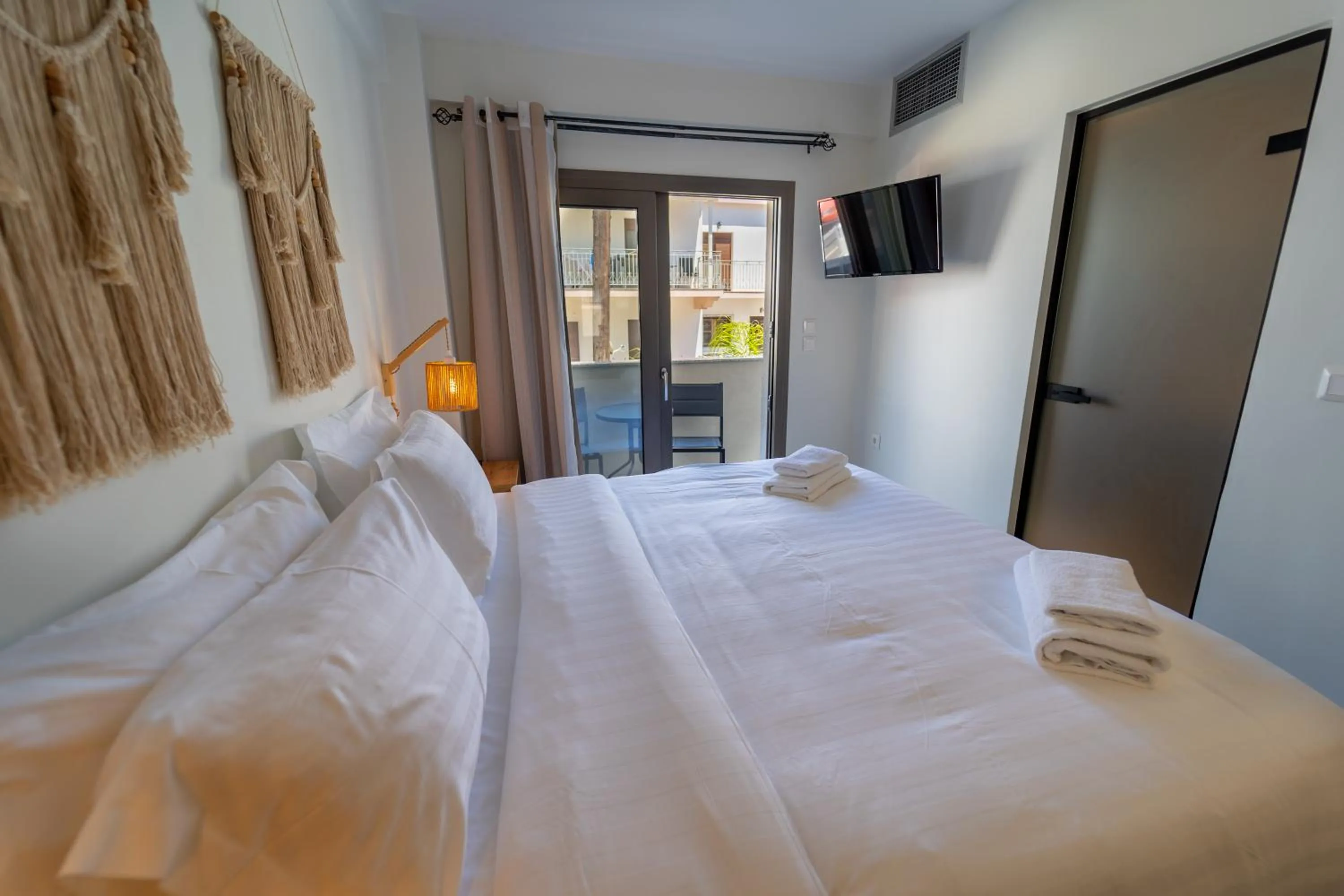 Bed in Niso Skiathos