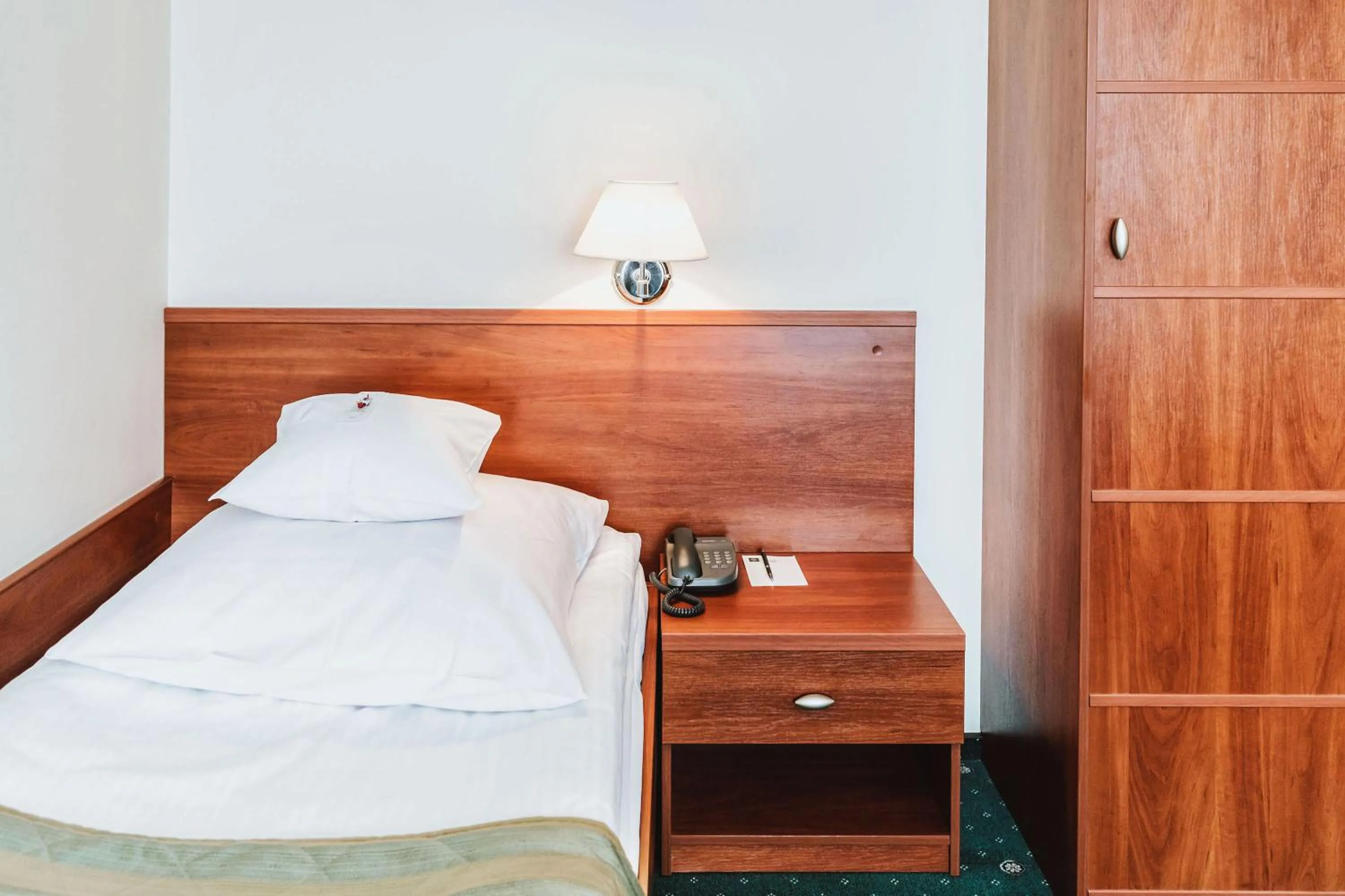 Bed in Hotel Gromada Pila