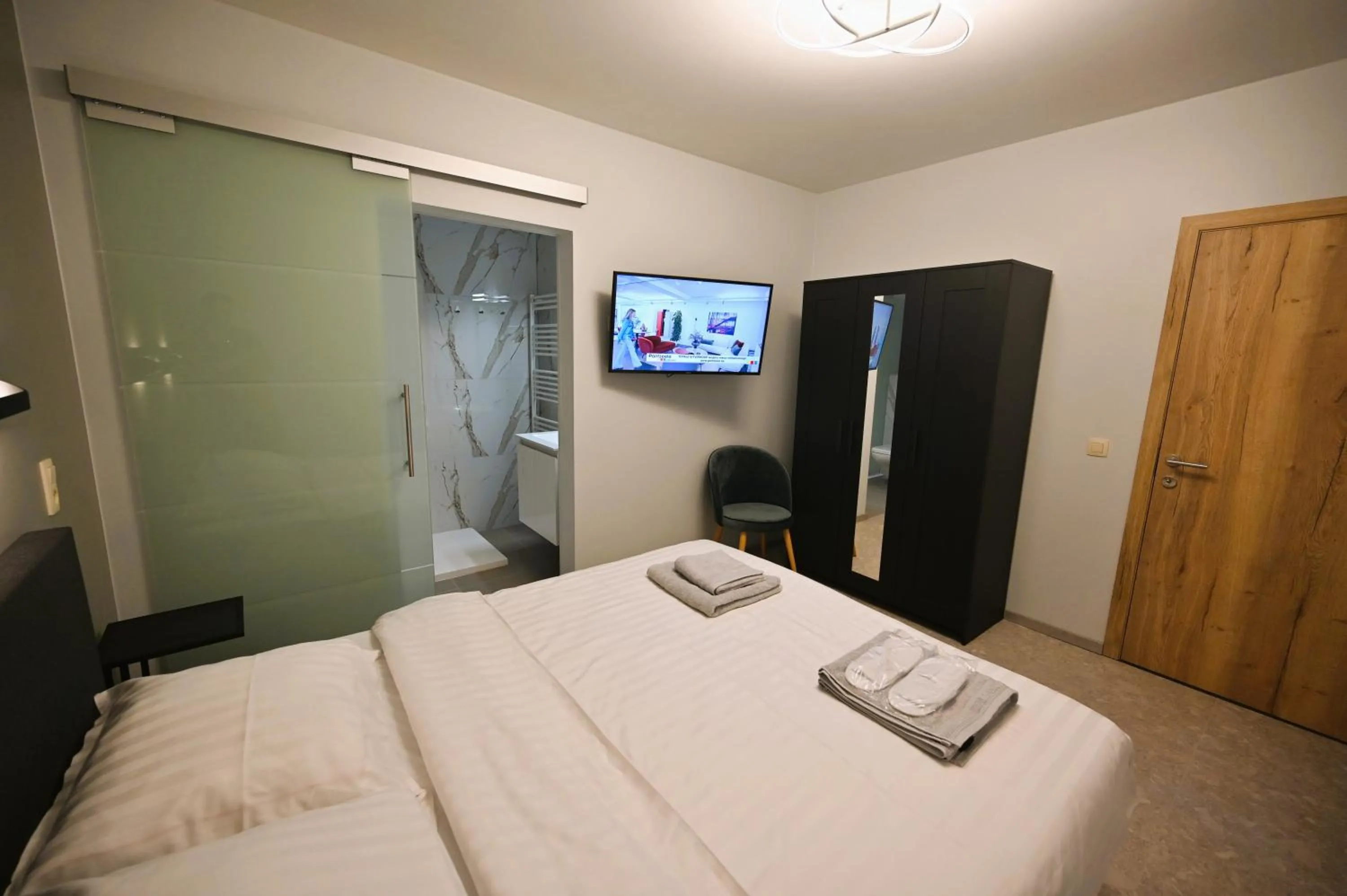 Shower, Bed in Cesar Palace