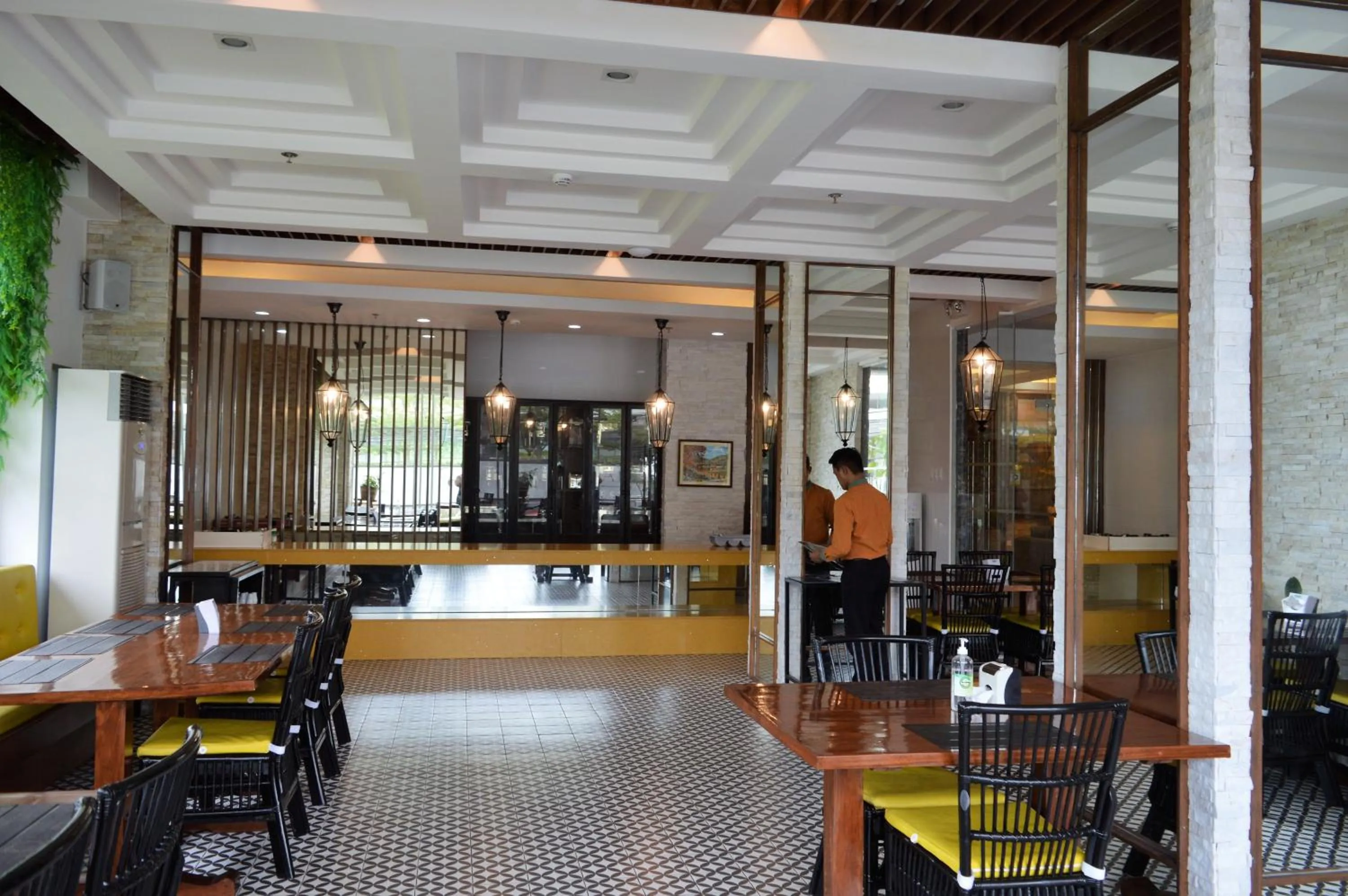 Restaurant/places to eat in Carlosta Hotel