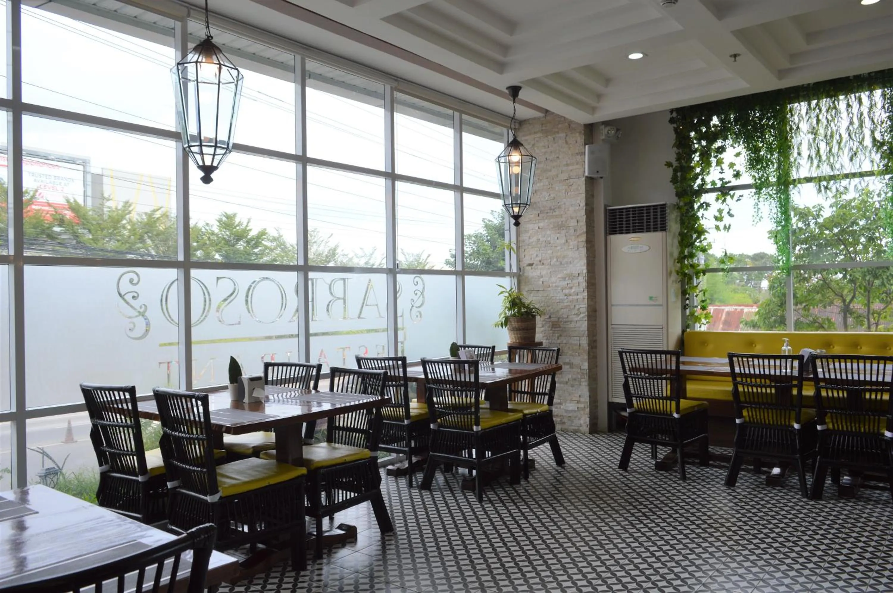 Restaurant/places to eat in Carlosta Hotel