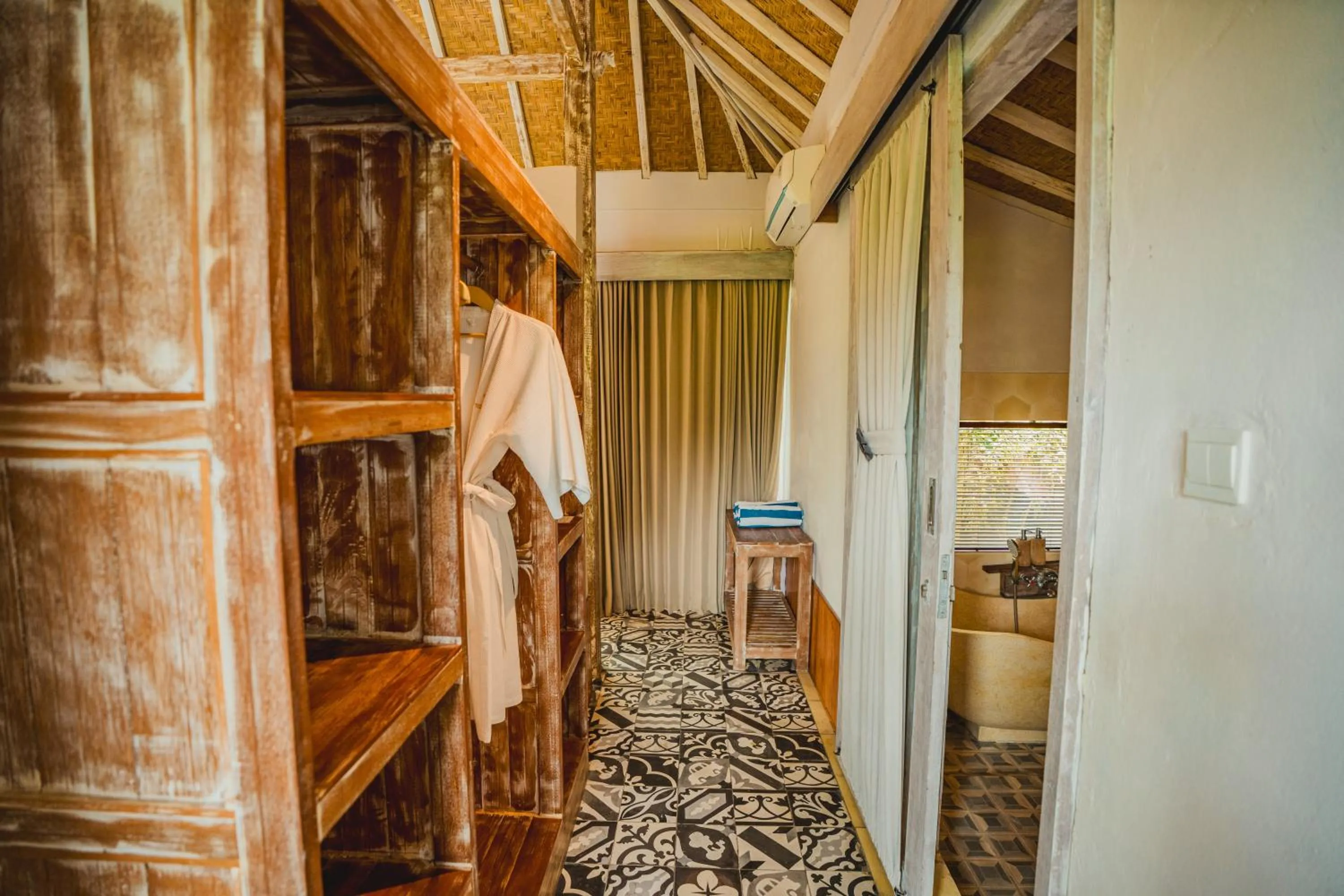 wardrobe, Bed in Tanta Escape